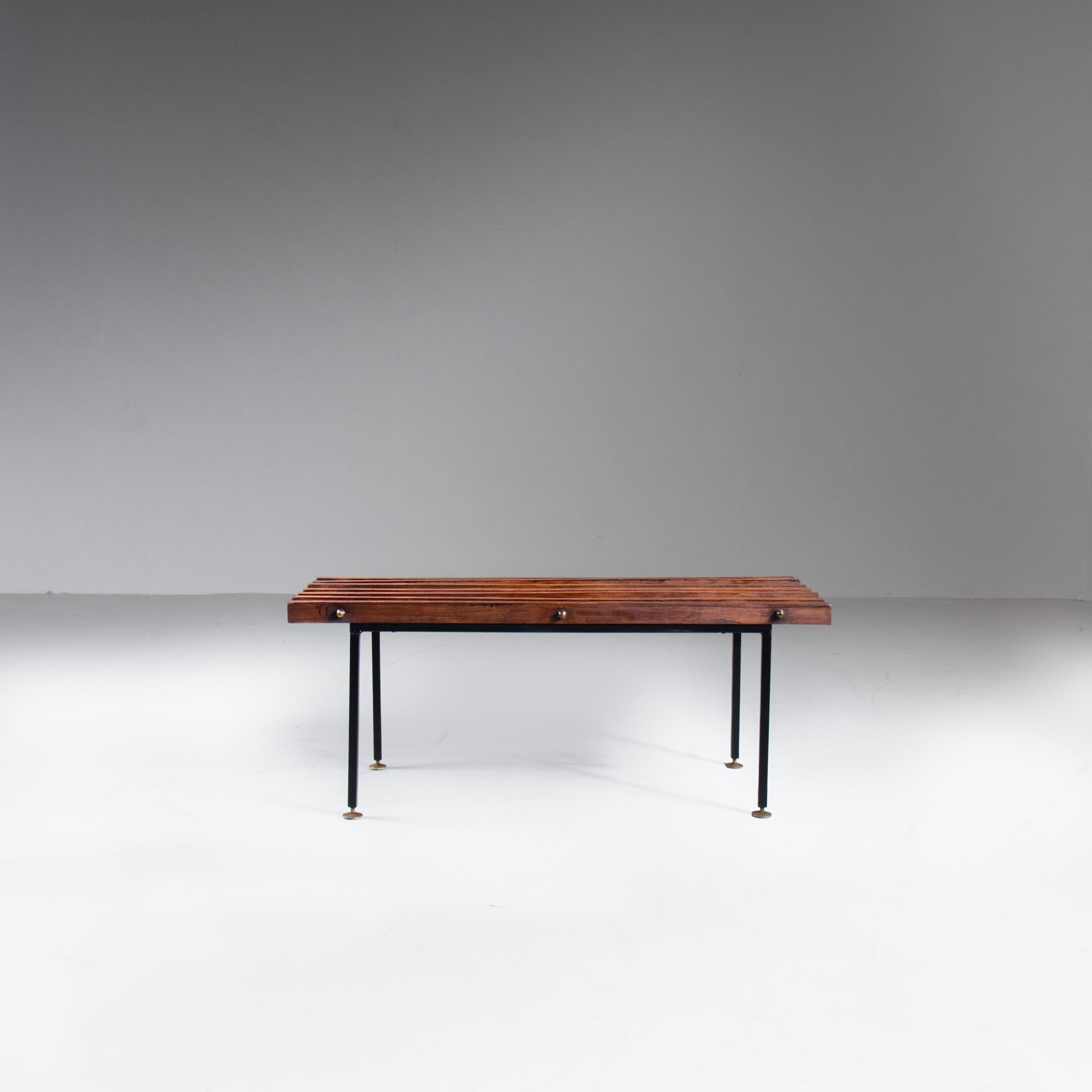 Banc à lattes en bois et métal, fabrication italienne, milieu du siècle. Structure en métal peint en noir avec des pieds élancés et des lignes essentielles, assise en lattes de bois apparentes, ce qui lui confère un caractère sobre et élégant.