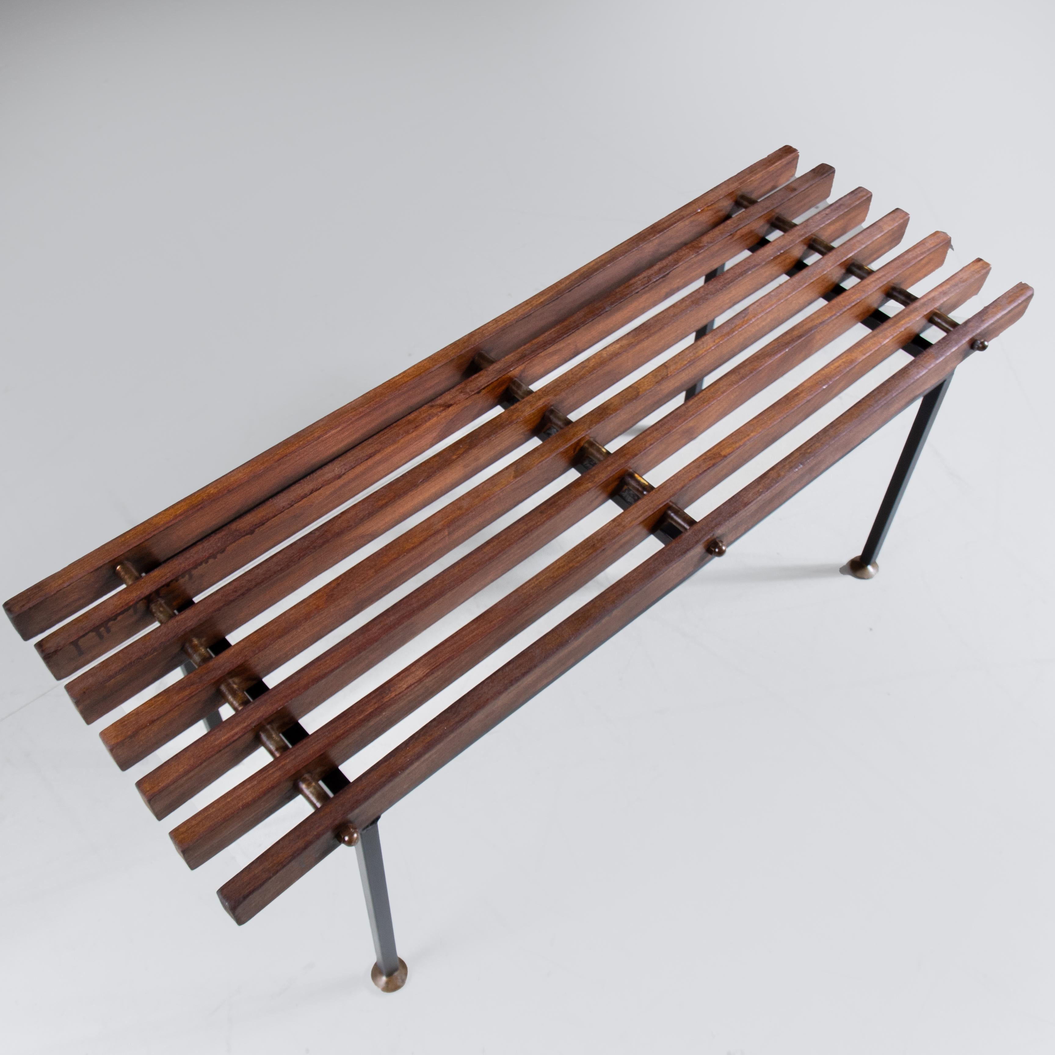 Banc à lattes en bois et métal en vente 1