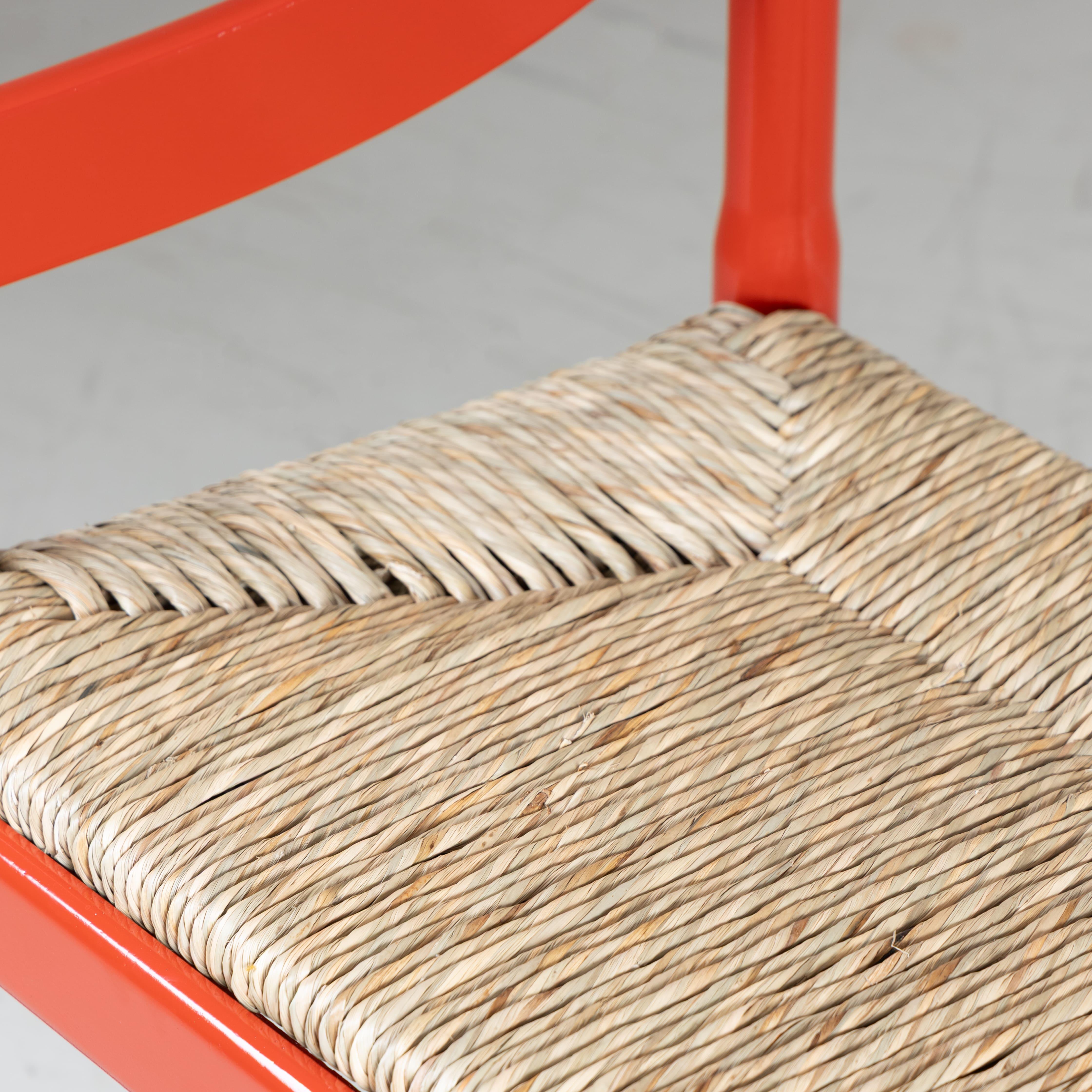 Banc de la série Carimate conçu par Vico Magistretti pour le Club House du Golf Club de Carimate (Côme). Le design mêle des références à la tradition scandinave et des éléments de la chaise paysanne italienne en bois et en paille. L'innovation