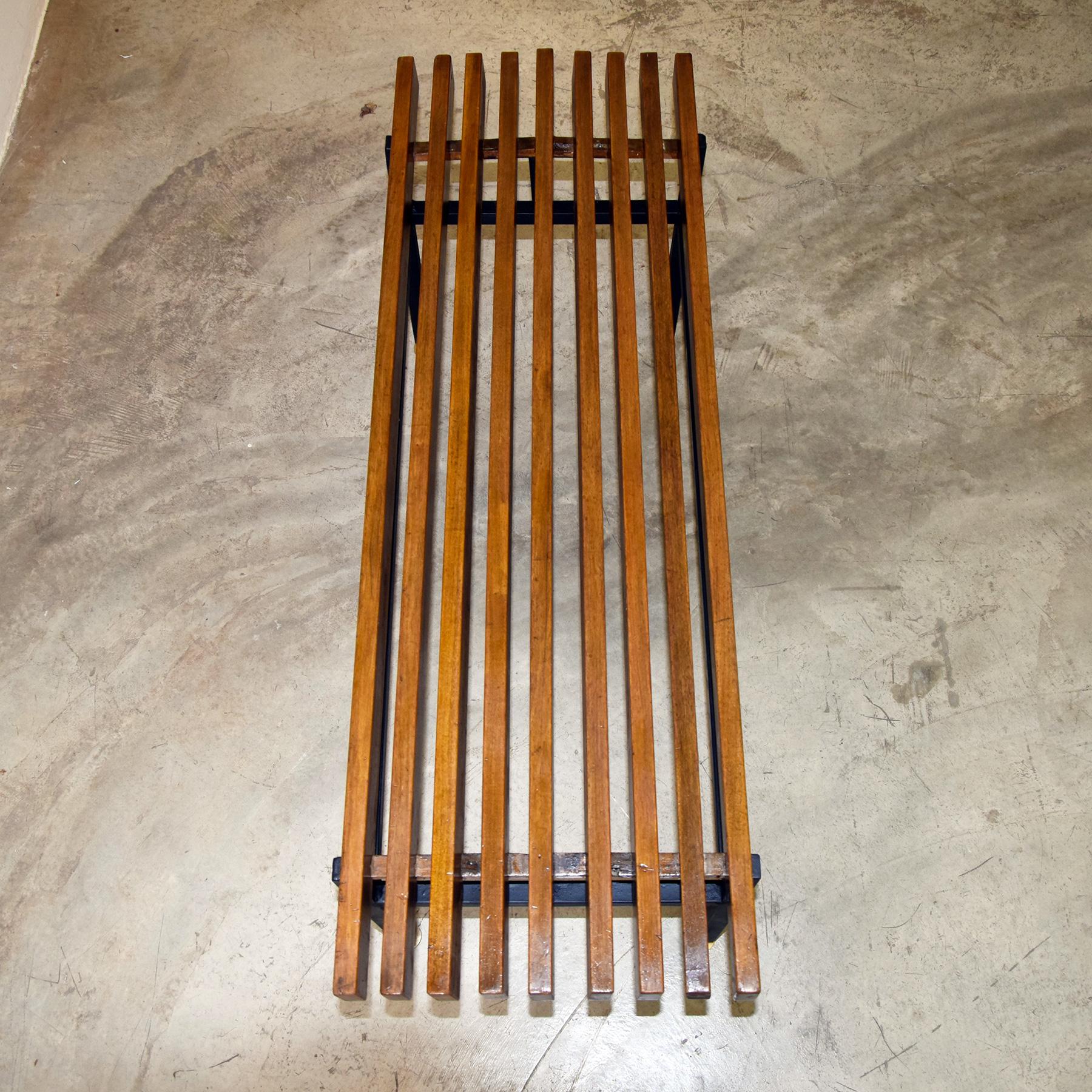 Mid-20th Century Banc en teck leagno des années 1960 en vente