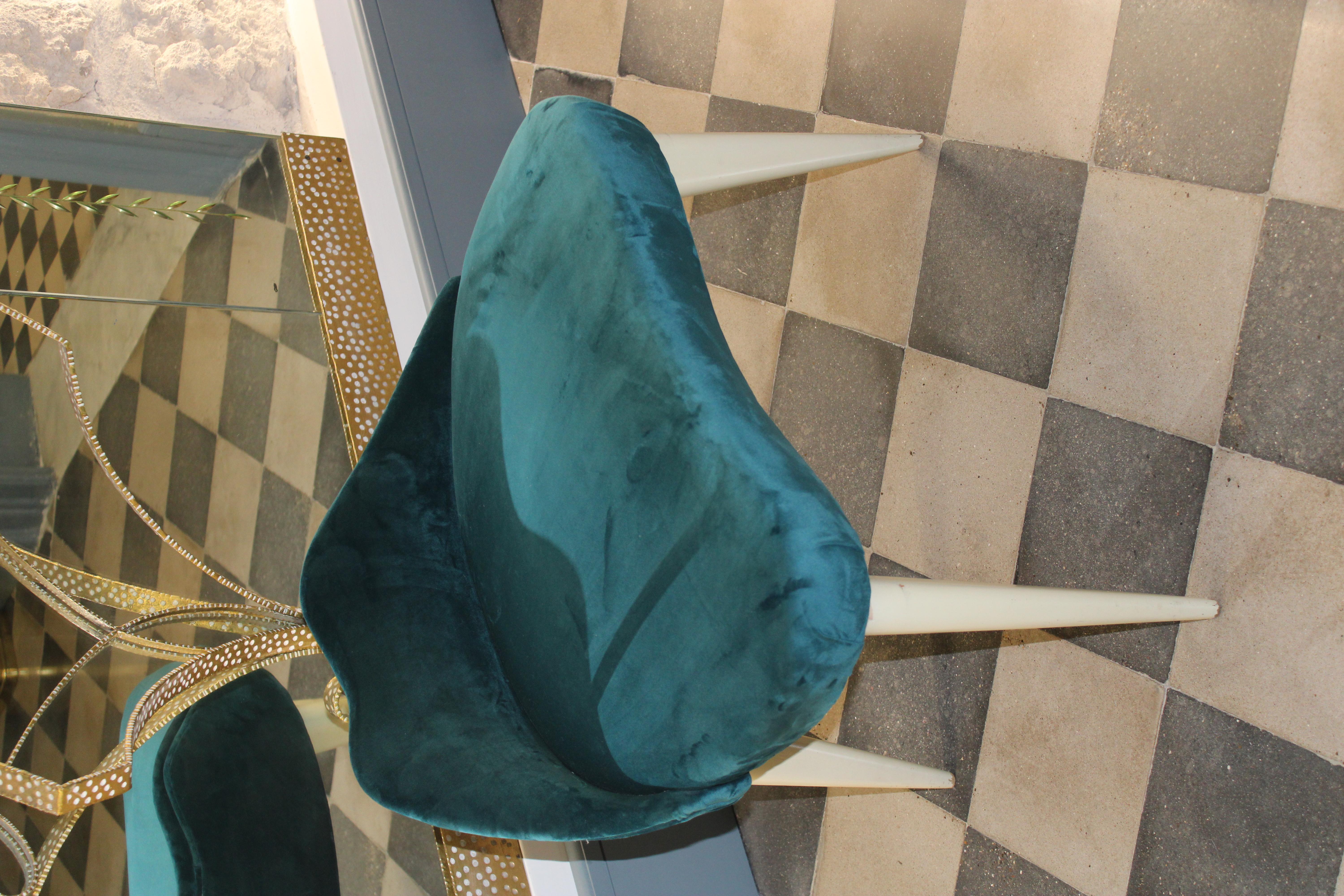 Shaped stool from 1950 Production Vittorio Dassi , lacquered feet and green velvet fabric
