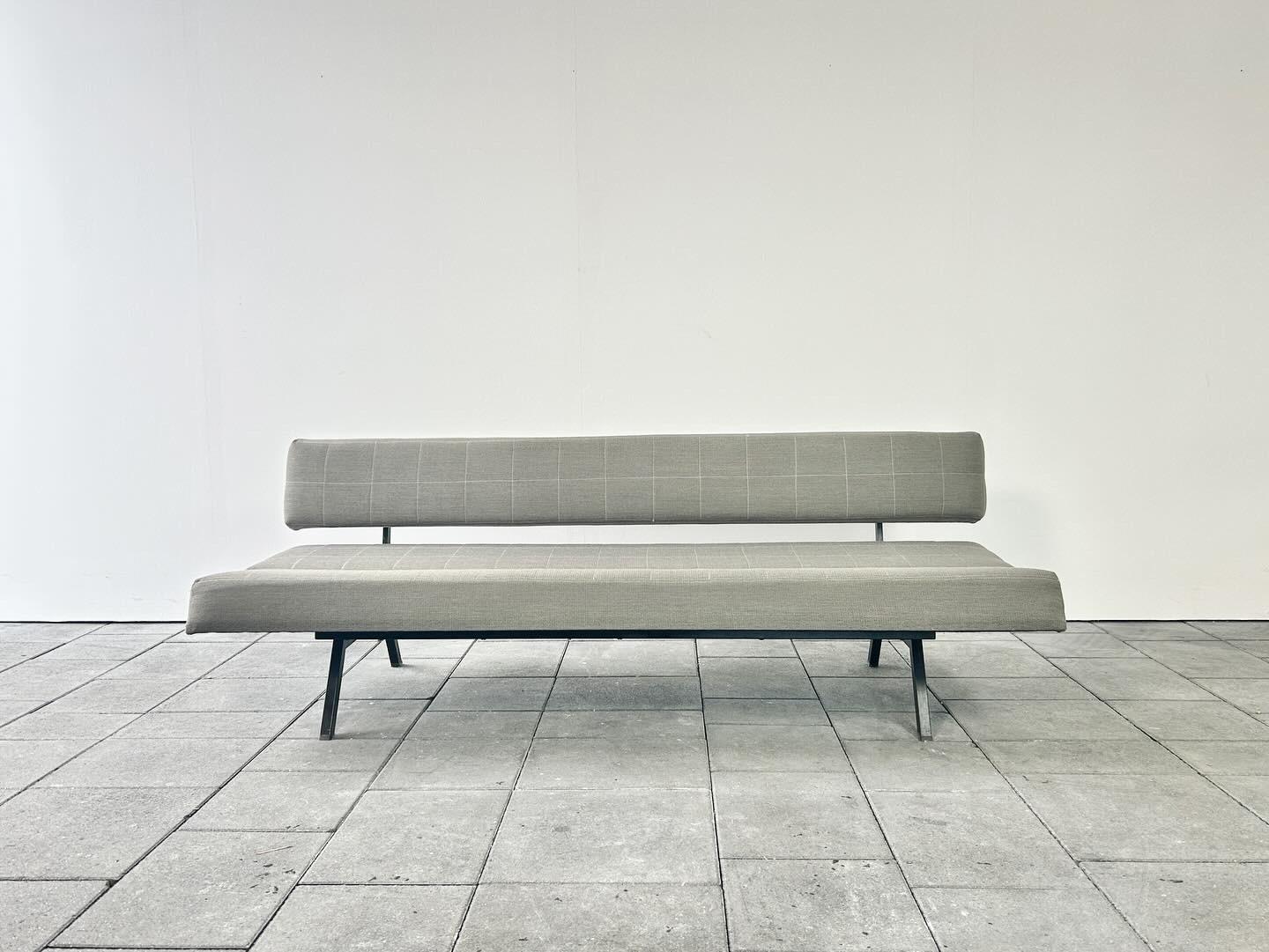  1960ies „Panchetto“ convertible sofa, designed by Italian sculptor Rita Valla in 1961

Manufactured by IPE Bologna.


With it’s weight and dimensions the „Panchetto“ sofa perfectly easily adapts to various interior and social situations. With just