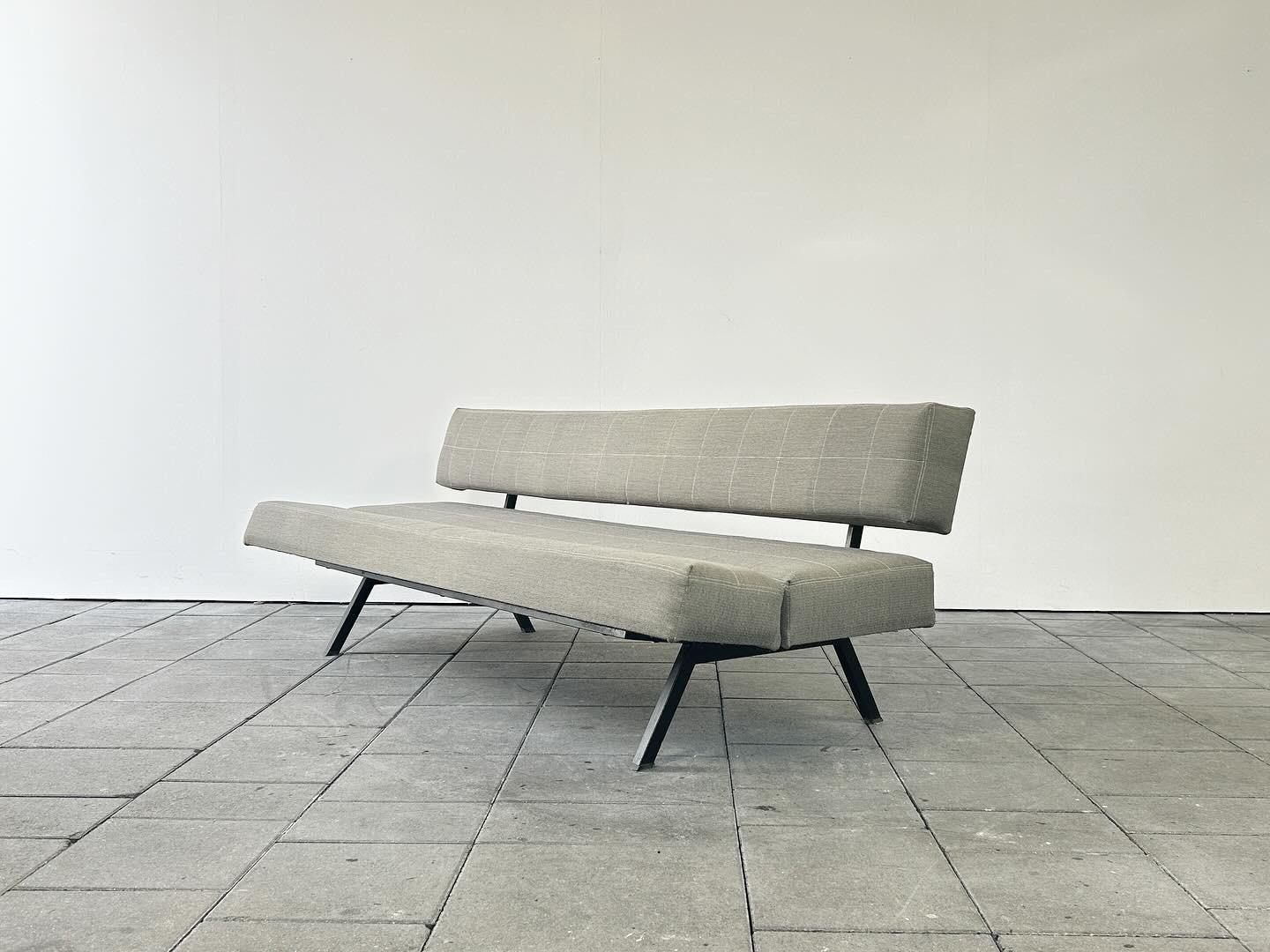 Mid-Century Modern panchetto convertible sofa designed by Rito Valla for IPE Bologna 1960s  For Sale