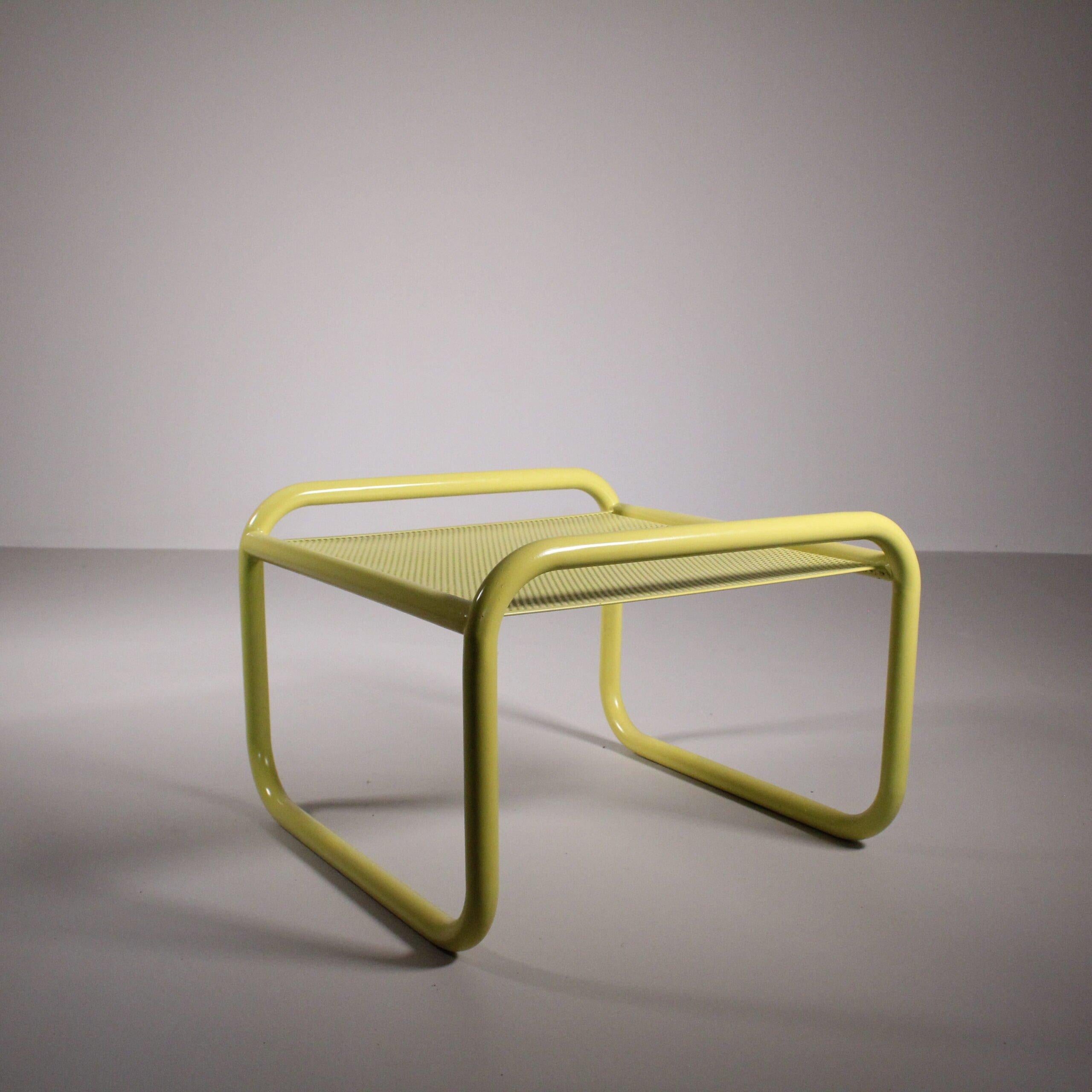 Locus Solus est une collection conçue par le flair imprévisible de Gae Aulenti en 1964. Le design rétro des lignes circulaires enveloppe chaque pièce d'une touche de jeu irrésistible. Pièce de collection, pièce originale des années 1970, montre