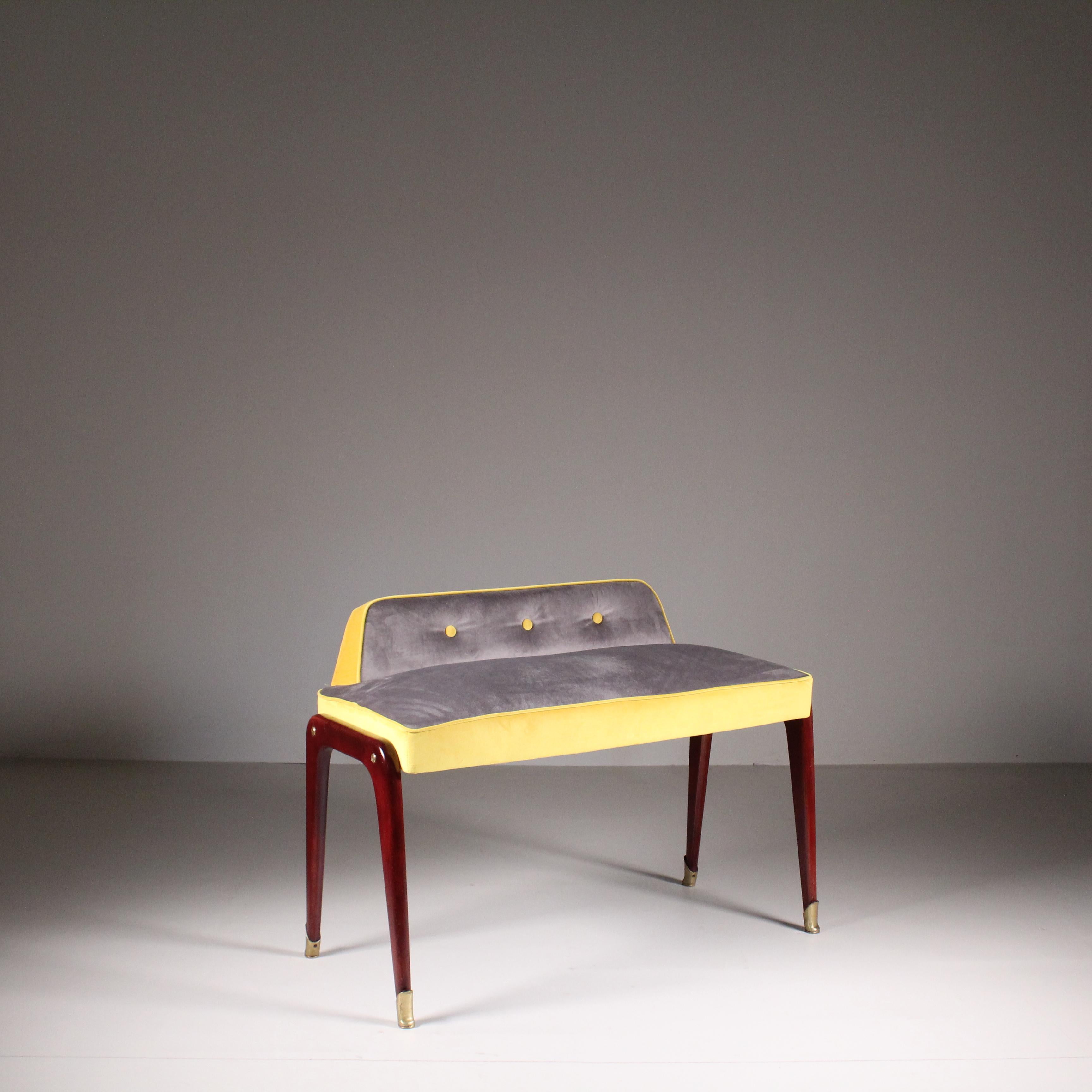 Mid-Century style wood and velvet bench

Condition: Very good - Restored
Materials: Wood, Velvet
Epoque: 1960