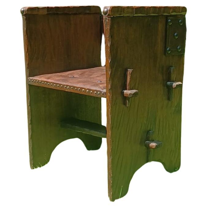 Precioso banco de roble y cuero.  Excelente estado . Las partes estructurales de madera están talladas con gubias, lo que hace que el artículo sea elegante a la vez que rústico.Ideal para todo tipo de muebles. 