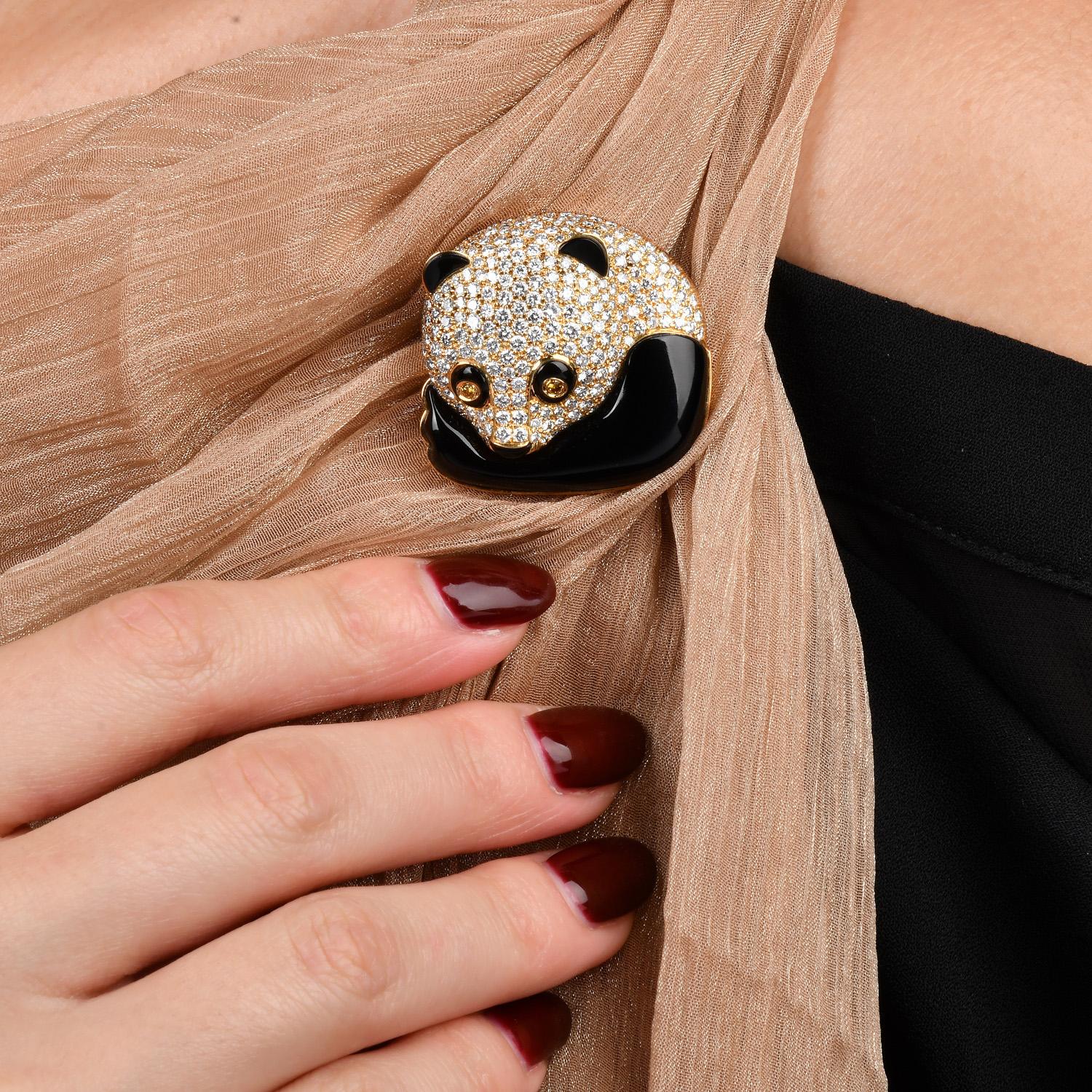 Prova il perfetto mix di eleganza e fascino con questa splendida spilla da bavero Panda Bear, realizzata in oro giallo 18 carati massiccio.

Spilla Panda Bear degli anni '80 in oro giallo 18 carati con diamanti e onice
Whimsical Luxury - Firmato -