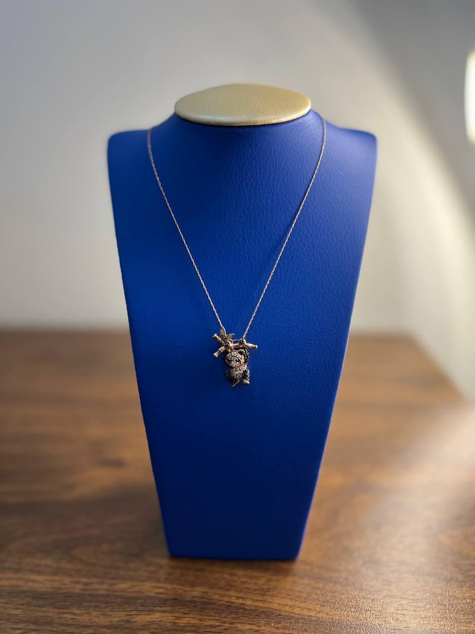 Collier pendentif Panda Bear Bamboo Tree Leaf en or 14 carats pavé de diamants blancs et noirs en vente 5