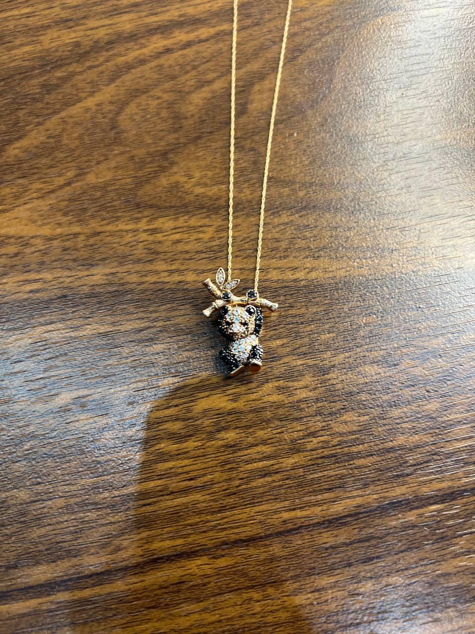 Taille mixte Collier pendentif Panda Bear Bamboo Tree Leaf en or 14 carats pavé de diamants blancs et noirs en vente