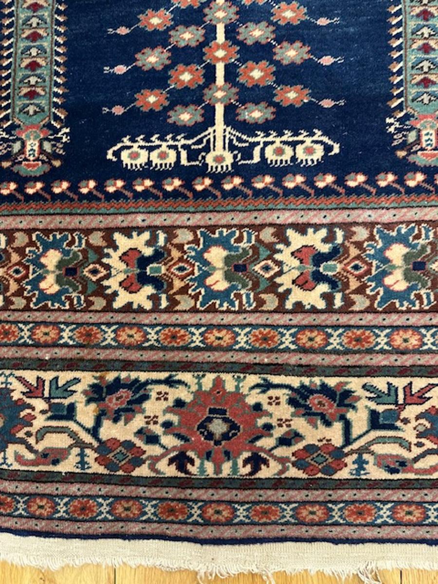 Panderma Gebetsteppich aus Balikesir, Westanatolien (Türkei)

Alter: ca. 1950

Größe: 5′.6″x3′.11″ (168×119 cm)

Dieses modifizierte Kula-Muster aus dem 18. Jahrhundert auf Dunkelblau zeigt florale Säulen, die ein Lebensbaummuster unter kleinen