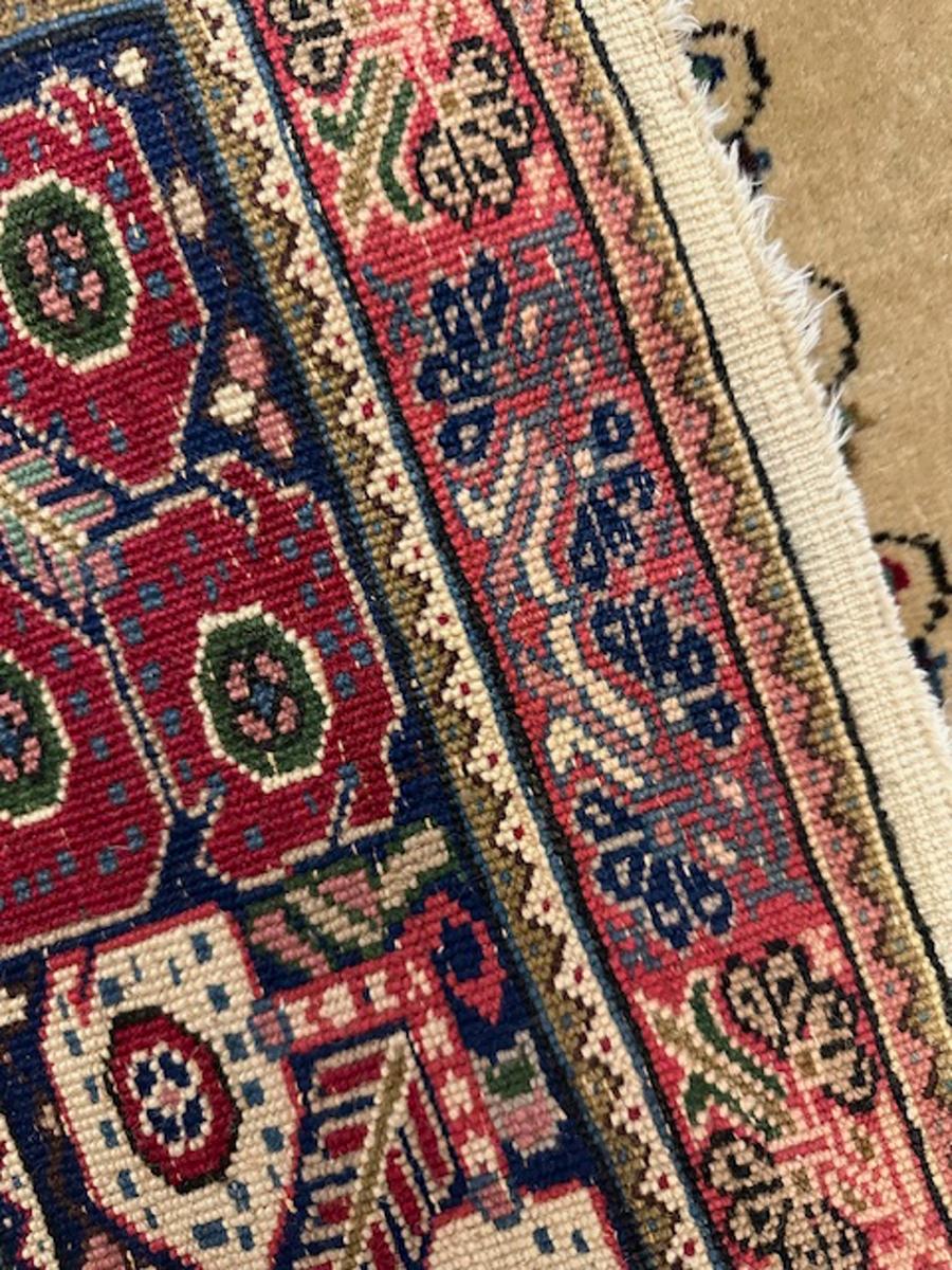 Tapis panderma de Balikesir, Anatolie occidentale (Turquie)

Age : vers 1950

Taille : 5′.10″x3′.11″ (178×119 cm)

Le fond ivoire présente un motif floral en colonnes couplées avec des motifs crochetés inhabituels sous les tulipes.Un pendentif