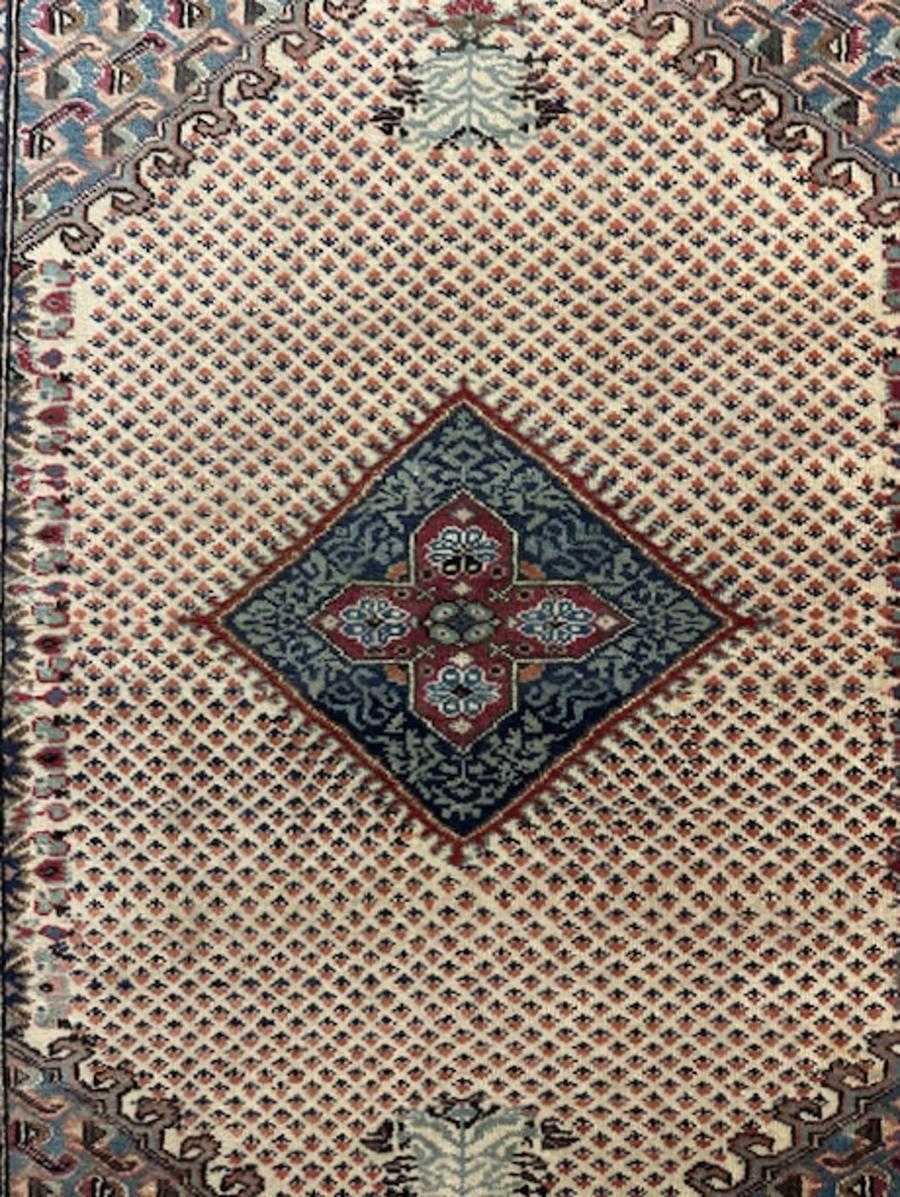 Panderma-Teppich aus Balikesir, Westanatolien (Türkei)

Alter: ca. 1950

Größe: 5′.9″x4′.0″ (175×122 cm)

Auf dem sechseckigen elfenbeinfarbenen Feld mit 