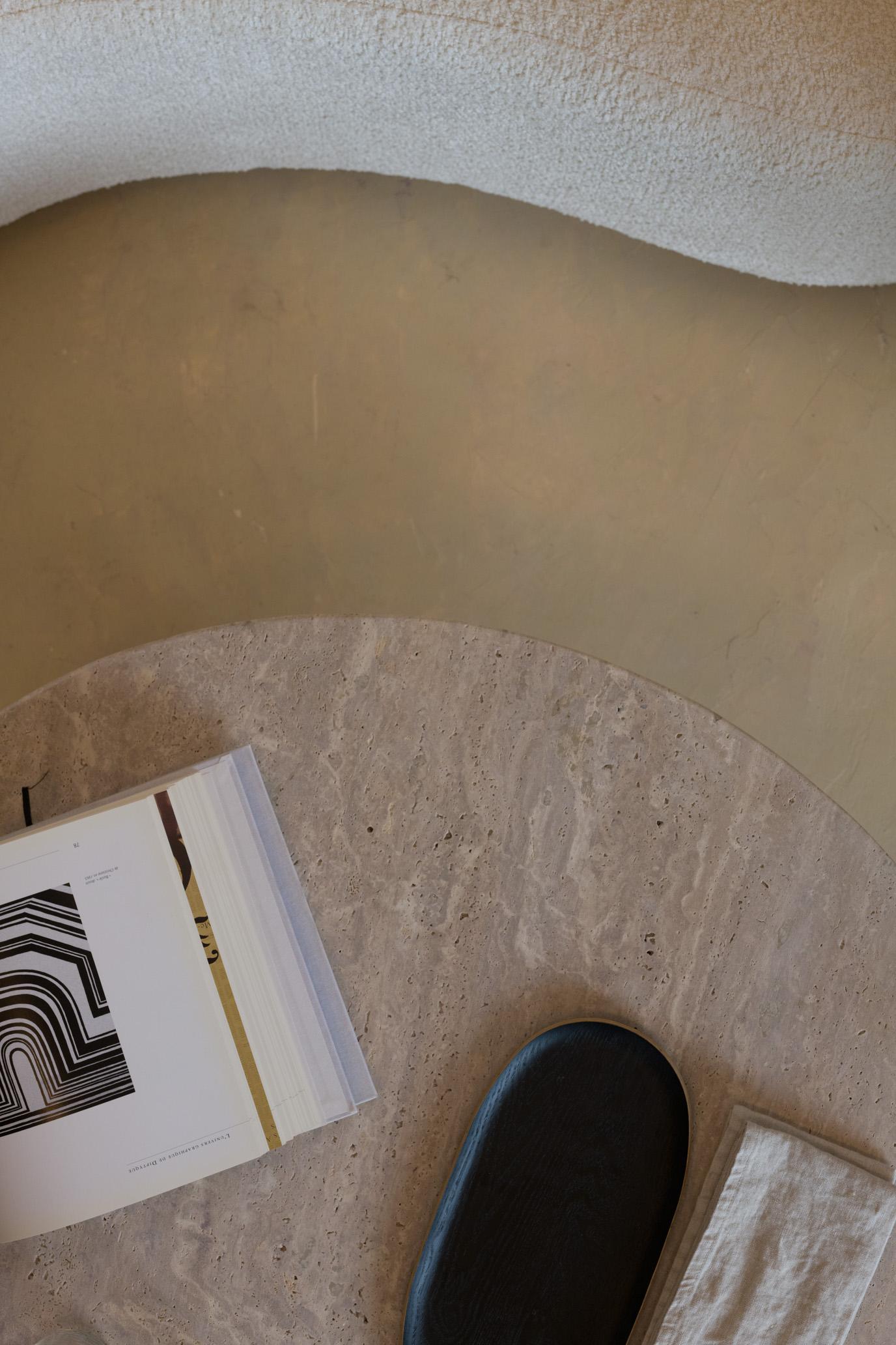 Postmoderno Tavolino basso decorativo a treppiede con piano rotondo in travertino beige di Beije Avenue in vendita