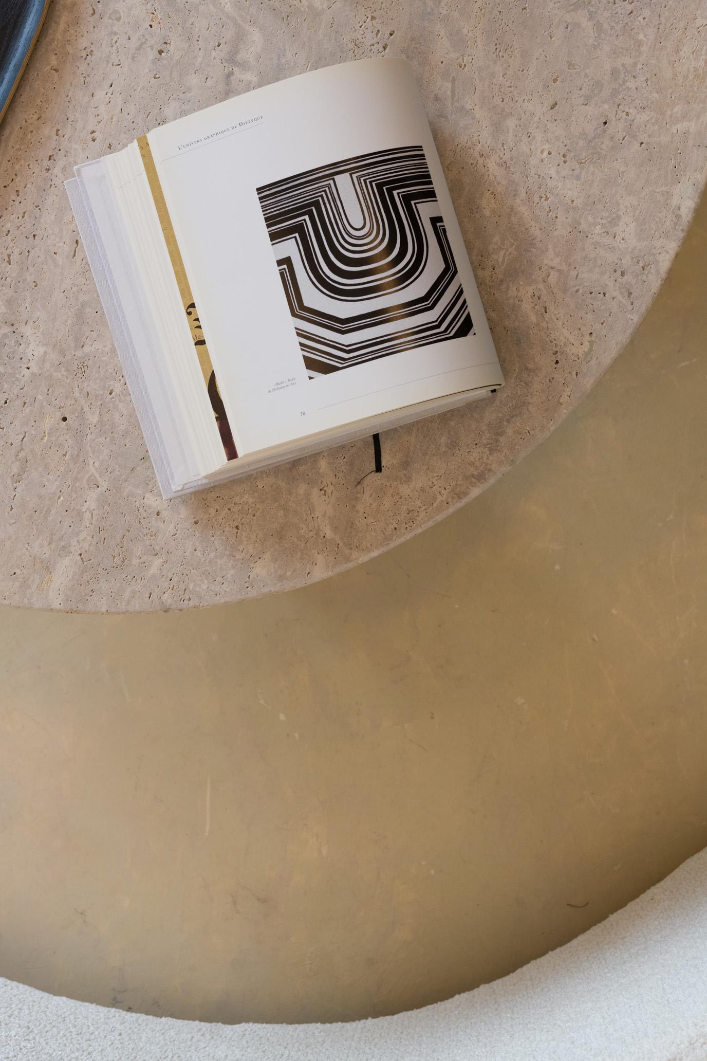 Italiano Tavolino basso decorativo a treppiede con piano rotondo in travertino beige di Beije Avenue in vendita