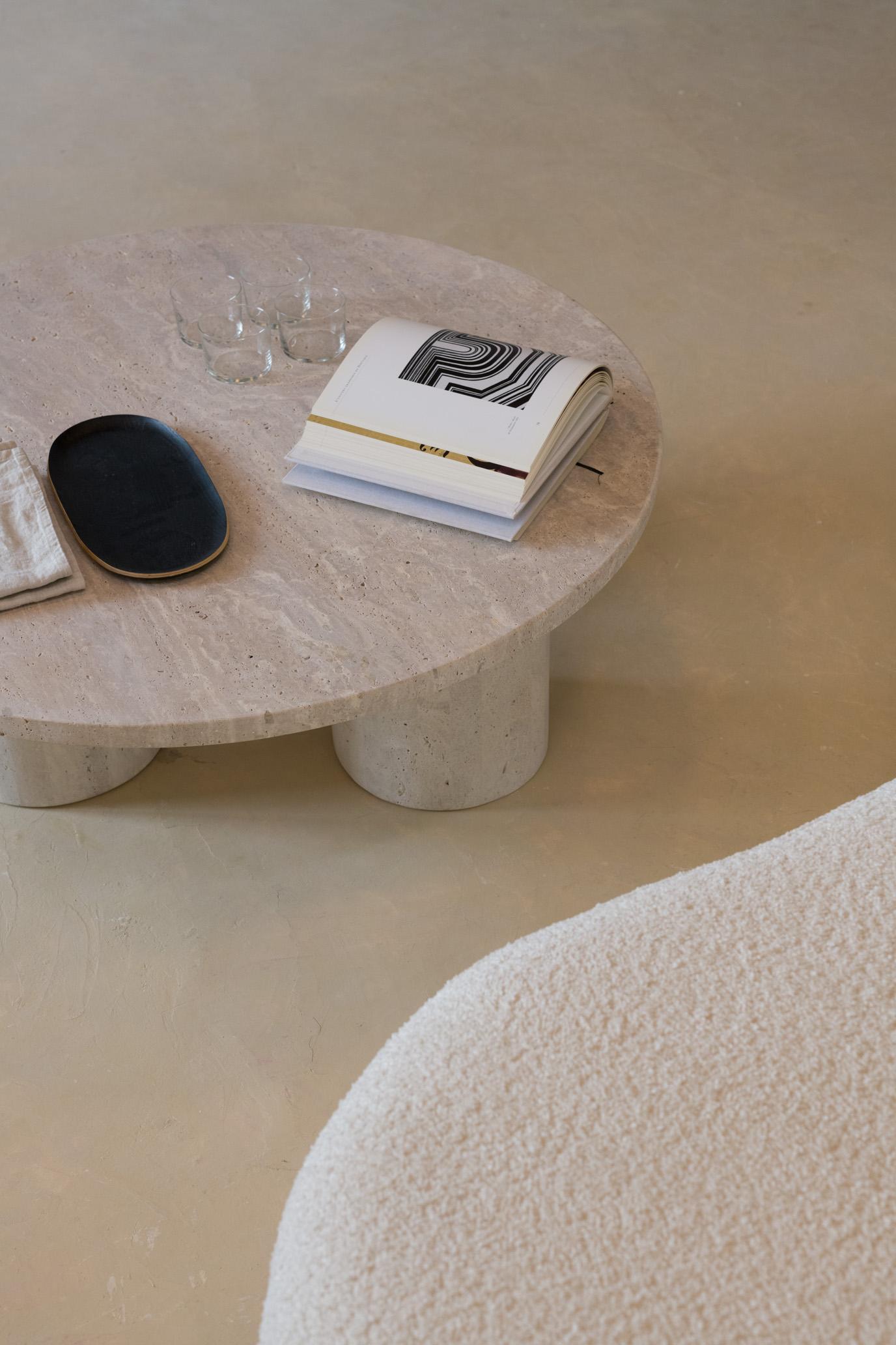 Altro Tavolino basso decorativo a treppiede con piano rotondo in travertino beige di Beije Avenue in vendita