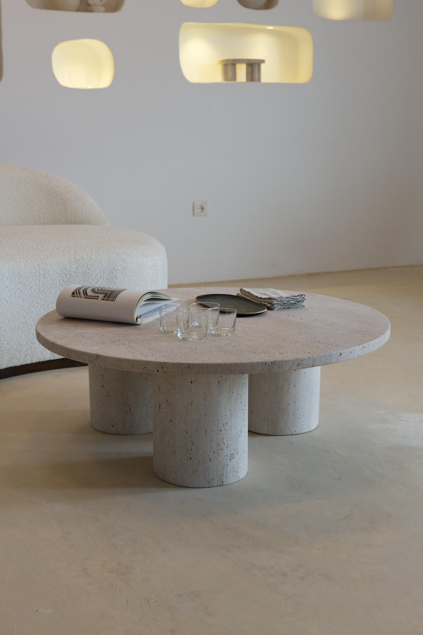 Tavolino basso decorativo a treppiede con piano rotondo in travertino beige di Beije Avenue In condizioni Nuovo in vendita a Geneve, CH