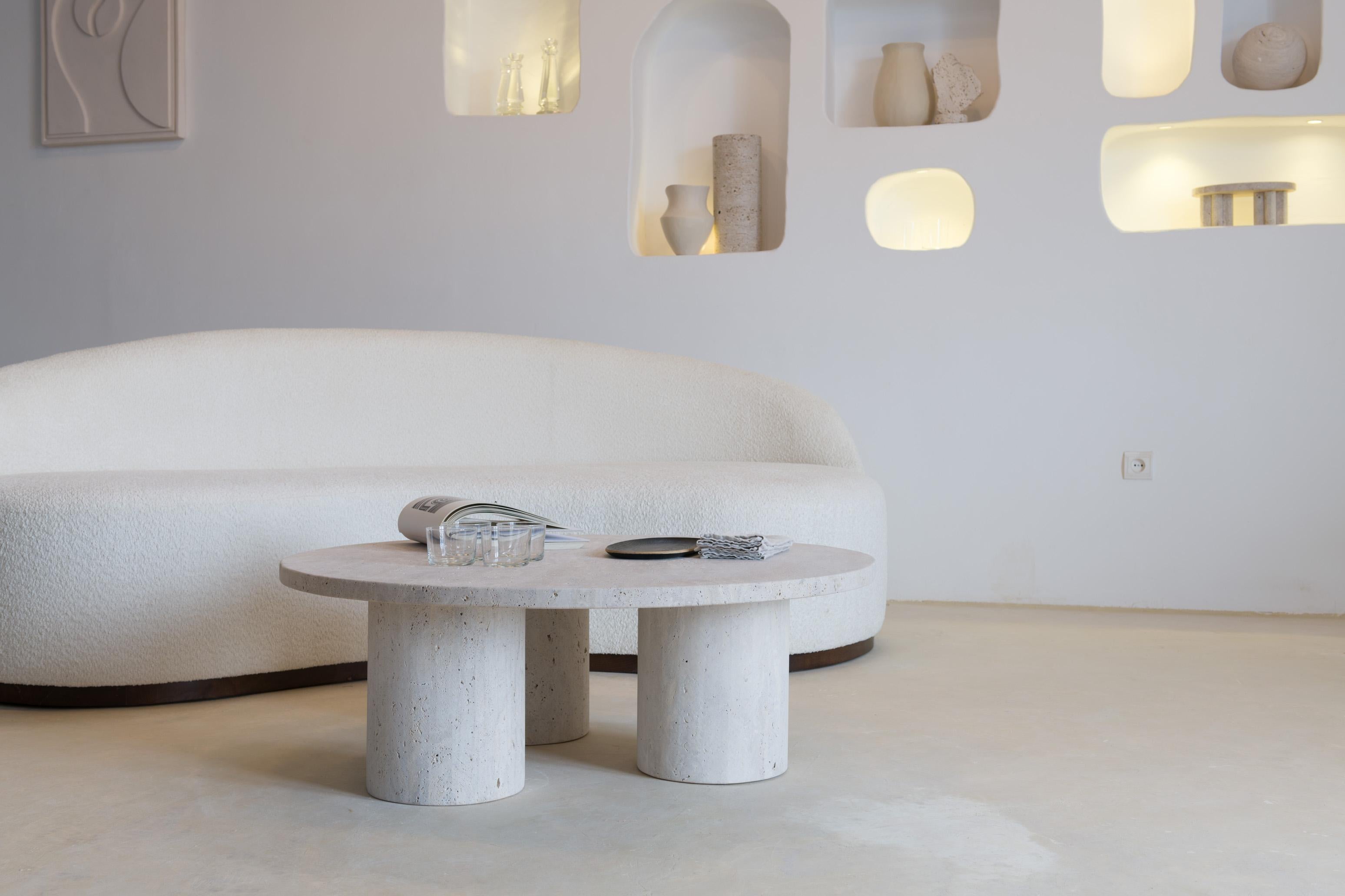 XXI secolo e contemporaneo Tavolino basso decorativo a treppiede con piano rotondo in travertino beige di Beije Avenue in vendita