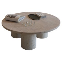 Tavolino basso decorativo a treppiede con piano rotondo in travertino beige di Beije Avenue