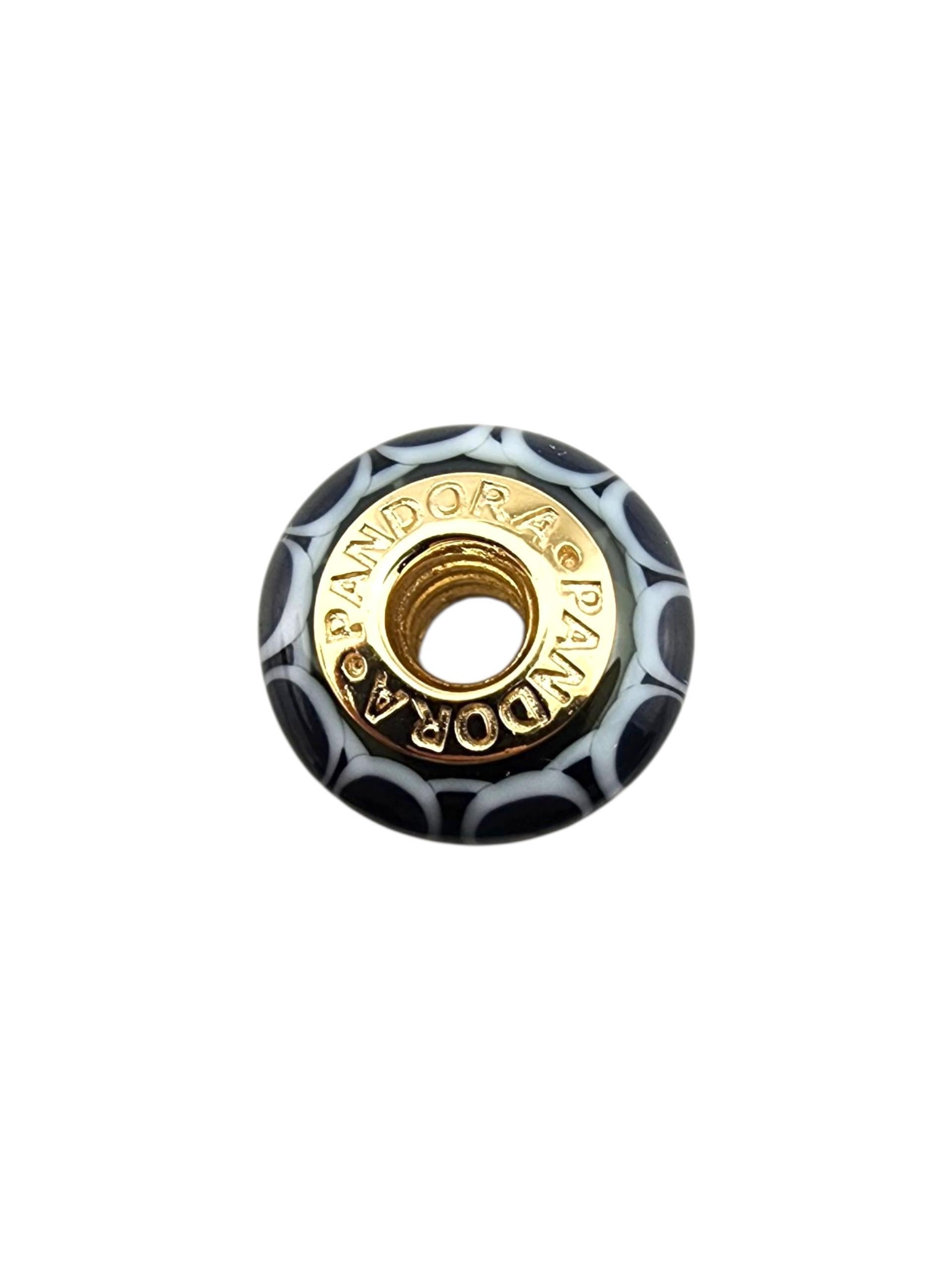 Pandora 14 Karat Gelbgold Schwarzer Lotus Murano Perle 750504

Dieser Pandora Charme aus 14-karätigem Gelbgold kombiniert schwarzes, gewelltes Glas mit goldenen Akzenten und schafft so einen kühnen und doch raffinierten Look. Die tiefen Töne und das