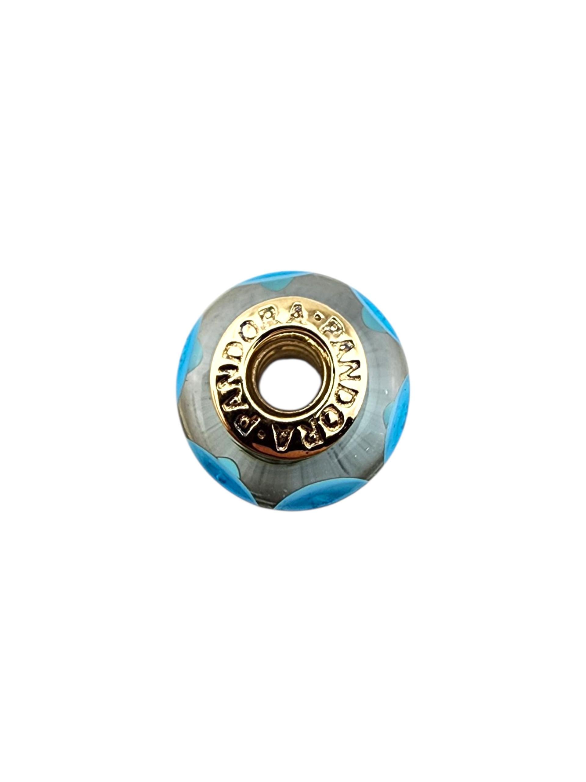 Pandora Charm Murano Blu in oro giallo 14 carati 750403

Questo charm Pandora in oro giallo 14 carati è caratterizzato da un brillante vetro blu oceano che evoca cieli soleggiati e acque limpide. Giocoso ma sereno, è un pezzo perfetto per aggiungere