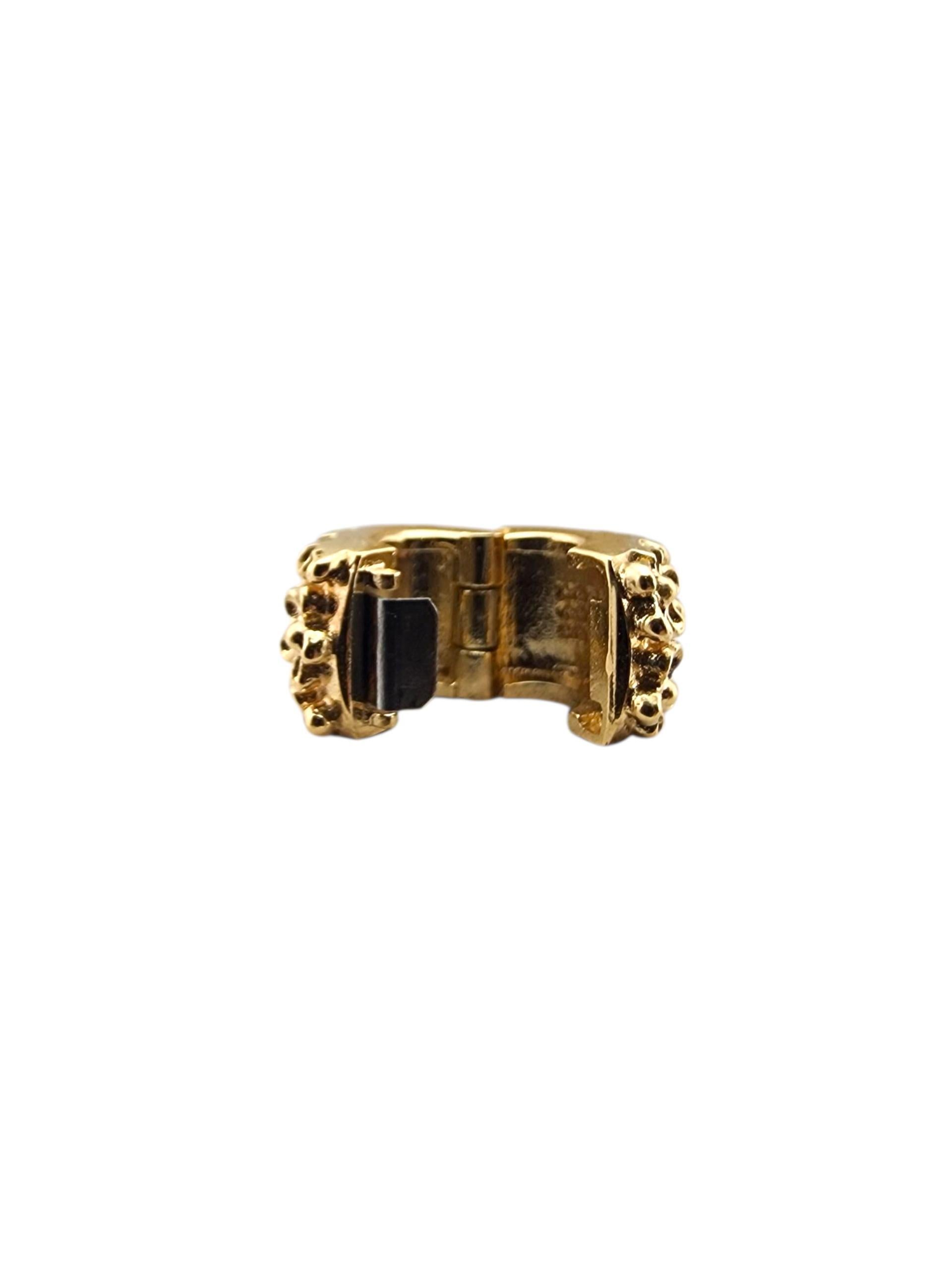 Pandora, oro giallo 14 carati, fiore d'oro, perlina a clip 750507

Questo charm Pandora in oro giallo 14 carati emana un'elegante semplicità, un pezzo versatile progettato per aggiungere un tocco personale e una lucentezza senza tempo a qualsiasi