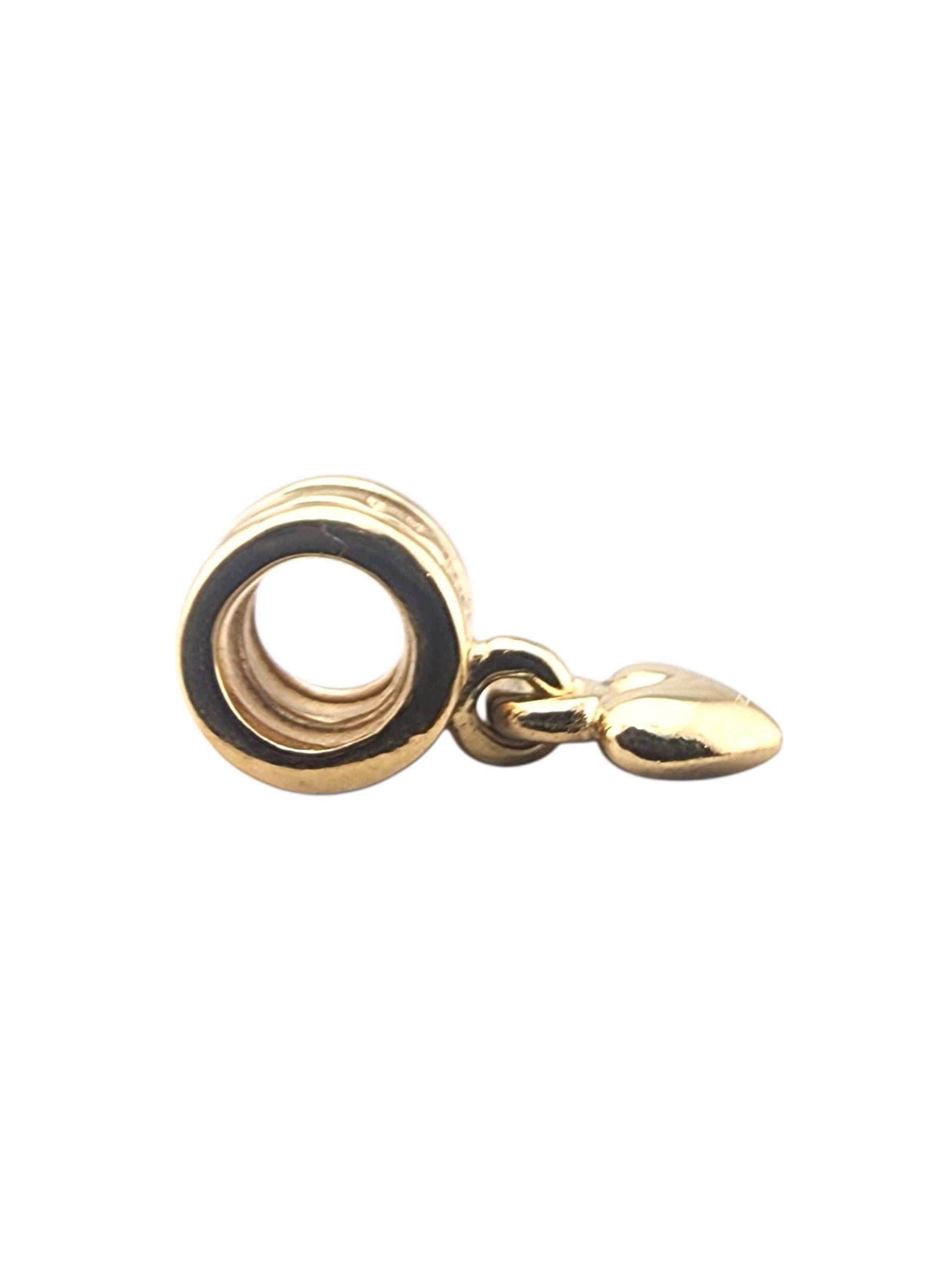Pandora, oro giallo 14 carati, Charm a forma di cuore pendente 750198

Questo charm Pandora in oro giallo 14 carati emana un'elegante semplicità, un pezzo versatile progettato per aggiungere un tocco personale e una lucentezza senza tempo a