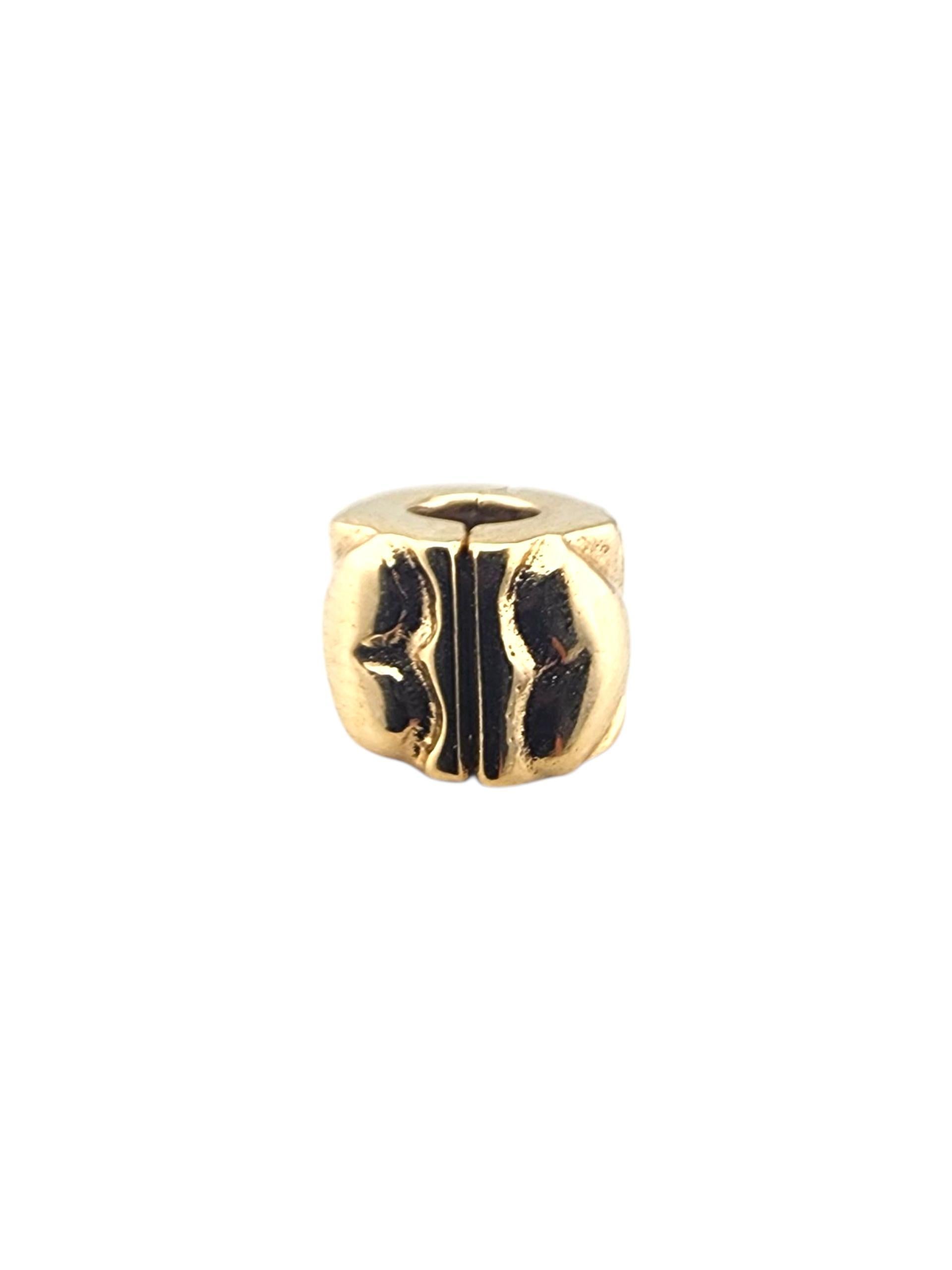 Pandora Clip a forma di cuore in oro giallo 14 carati #750243-

Questo charm a clip a forma di cuore in oro giallo 14 carati di Pandora emana un'elegante semplicità, un pezzo versatile progettato per aggiungere un tocco personale e una lucentezza