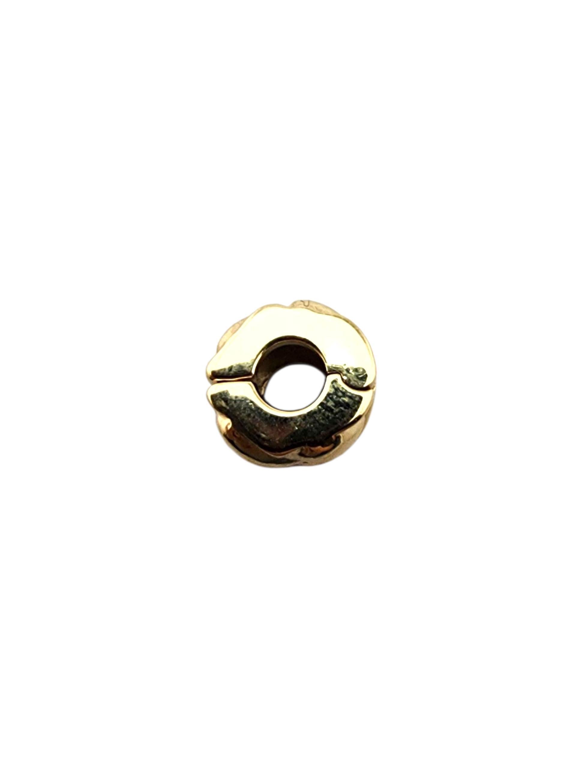Pandora Charm a forma di cuore in oro giallo 14 carati 750243

Questo charm distanziatore a forma di cuore in oro giallo 14 carati di Pandora emana un'elegante semplicità, un pezzo versatile progettato per aggiungere un tocco personale e una