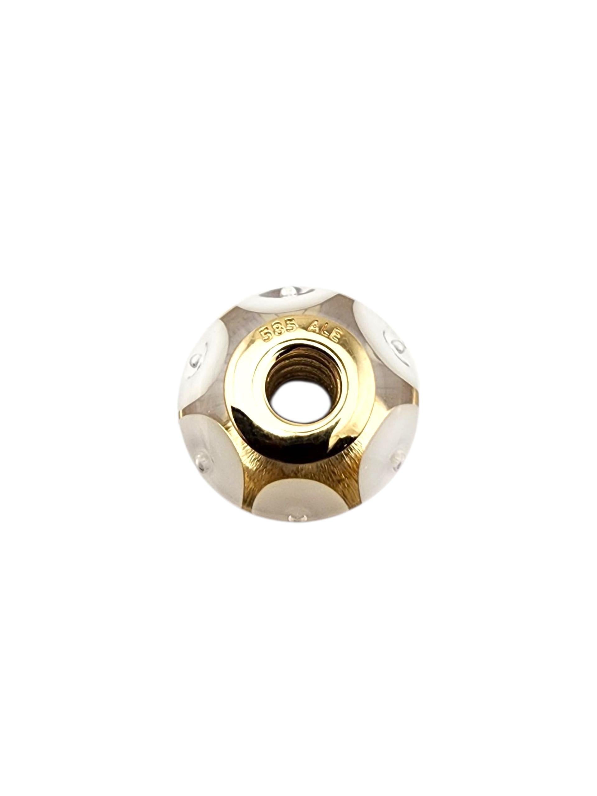 Pandora 14 Karat Gelbgold Murano Weiß Wirbel Charme #750406

Dieser Murano-Charme aus 14-karätigem Gelbgold besticht durch zarte weiße Wirbel, die einen klaren, eleganten Look erzeugen. Seine glatte, polierte Oberfläche verleiht ihm einen zeitlosen