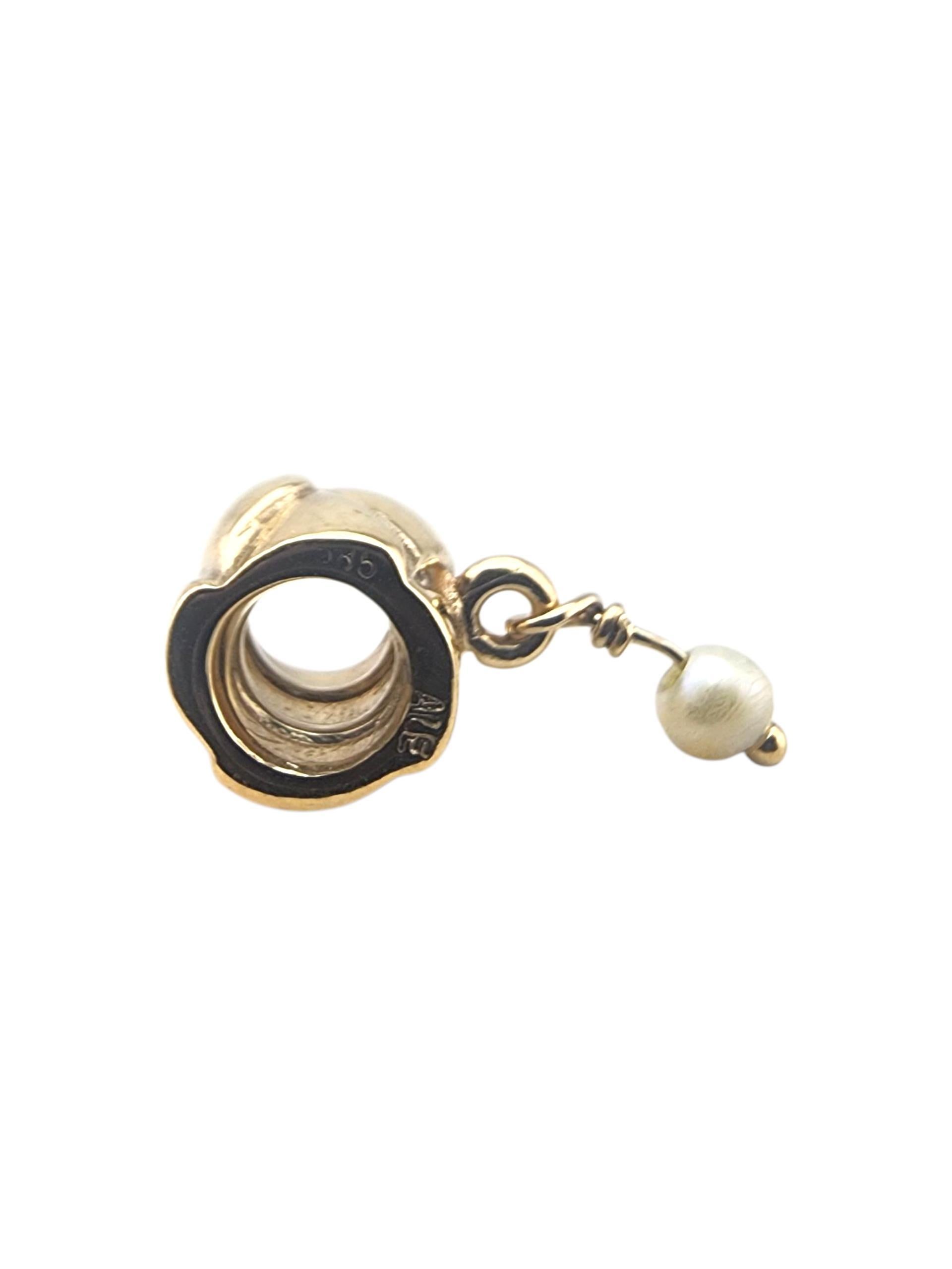 Pandora Charm penzolante con perla in oro giallo 14 carati 750219P

Questo charme Pandora in oro giallo 14 carati brilla con raffinata semplicità, un accento senza tempo che aggiunge calore ed eleganza a qualsiasi bracciale o collezione.

Marchio di