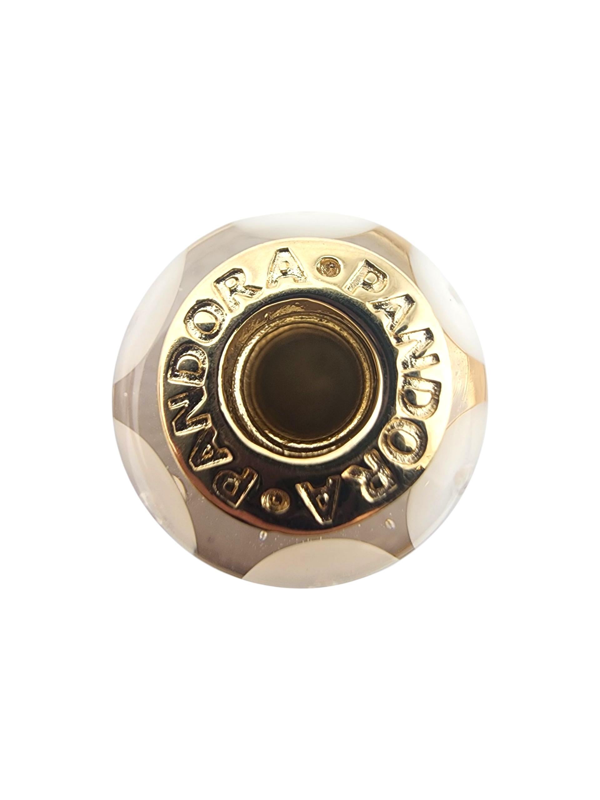 Pandora 14 Karat Gelbgold Weißer Wirbel Murano Perle 750406

Dieser Pandora Charm aus 14 Karat Gelbgold strahlt elegante Schlichtheit aus. Er ist vielseitig einsetzbar und verleiht jedem Armband oder jeder Kollektion zeitlosen Glanz und persönliches