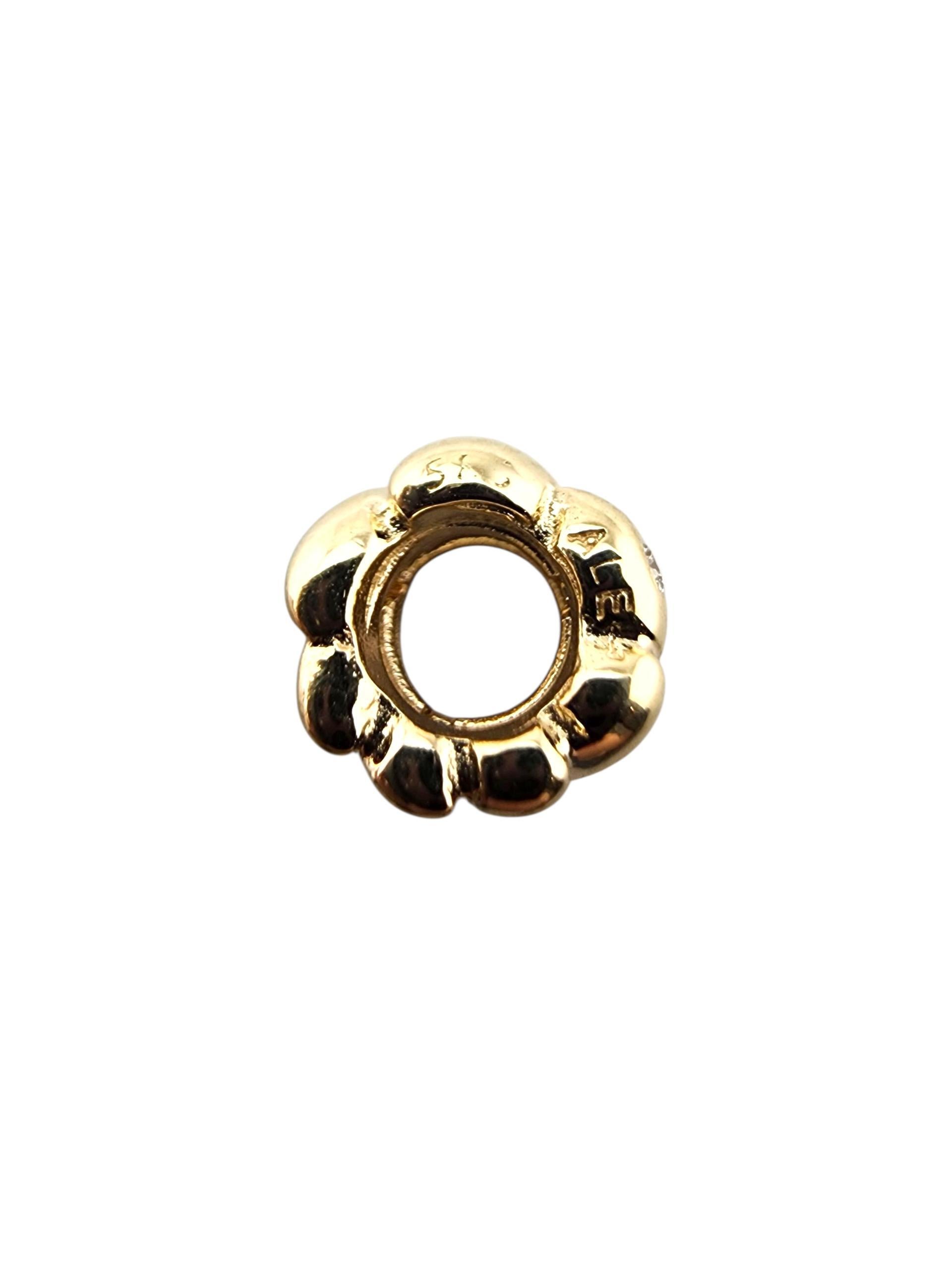 Pandora Sogno in oro giallo 14K con charm di diamanti 750408D

Questo charm Pandora in oro giallo 14 carati emana un'elegante semplicità, un pezzo versatile progettato per aggiungere un tocco personale e una lucentezza senza tempo a qualsiasi