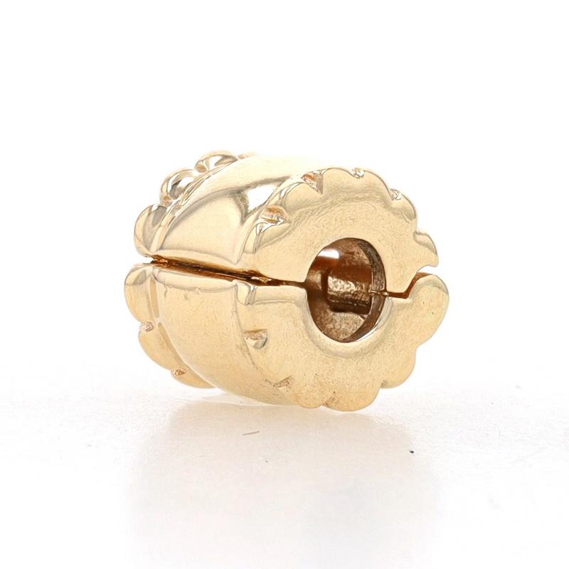 Marke: Pandora
Stilnummer: 750256
Titel: Abgeschrägte

Metallgehalt: 14k Gelbgold

Stil: Clip Charme

Messungen
Hoch: 11/32