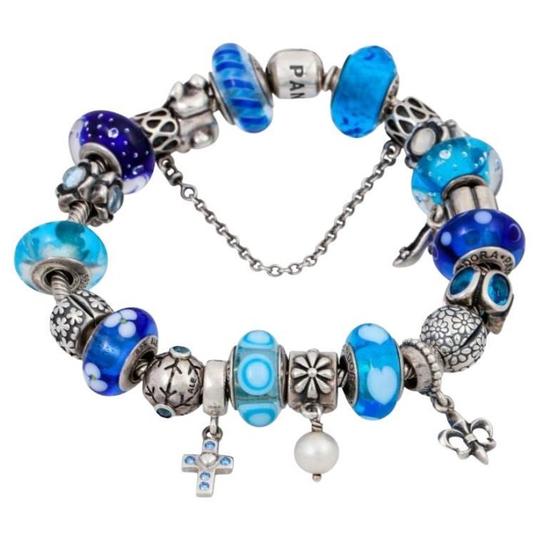 Bracelet Pandora avec de nombreux breloques En vente sur 1stDibs
