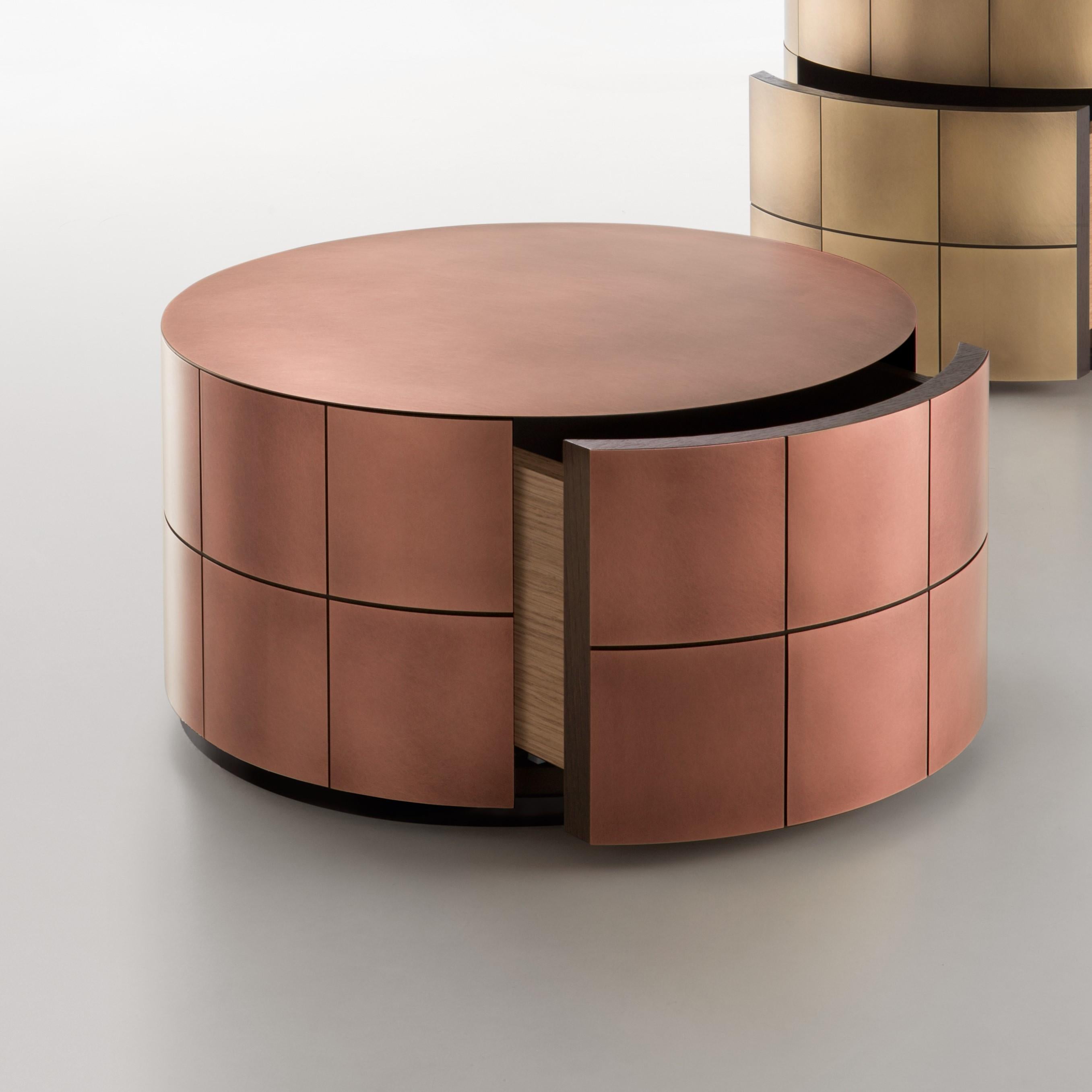 Cassettiera Pandora di De Castelli
Dimensioni: ⌀ 48 x H 27 cm
Materiali: Rame Orbitale DeLabré, Wood Oak Naturale
Sono disponibili versioni in ottone e in acciaio inox. Sono disponibili anche versioni a due, tre, quattro, cinque e sei cassetti