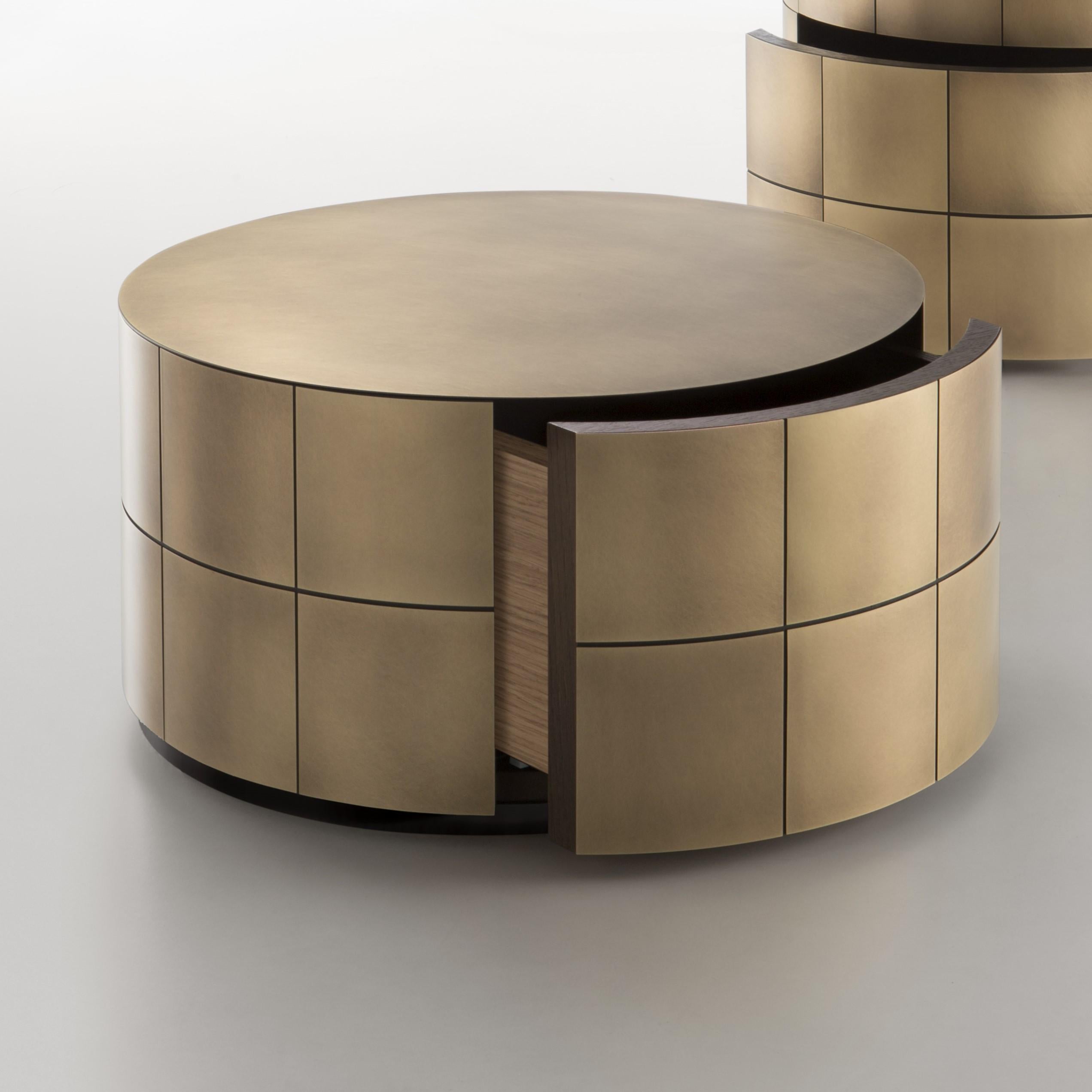 Cassettiera Pandora di De Castelli
Dimensioni: ⌀ 48 x H 27 cm
Materiali: Ottone Orbitale DeLabré, Wood Oak naturale
Sono disponibili versioni in rame e in acciaio inossidabile. Sono disponibili anche versioni a due, tre, quattro, cinque e sei
