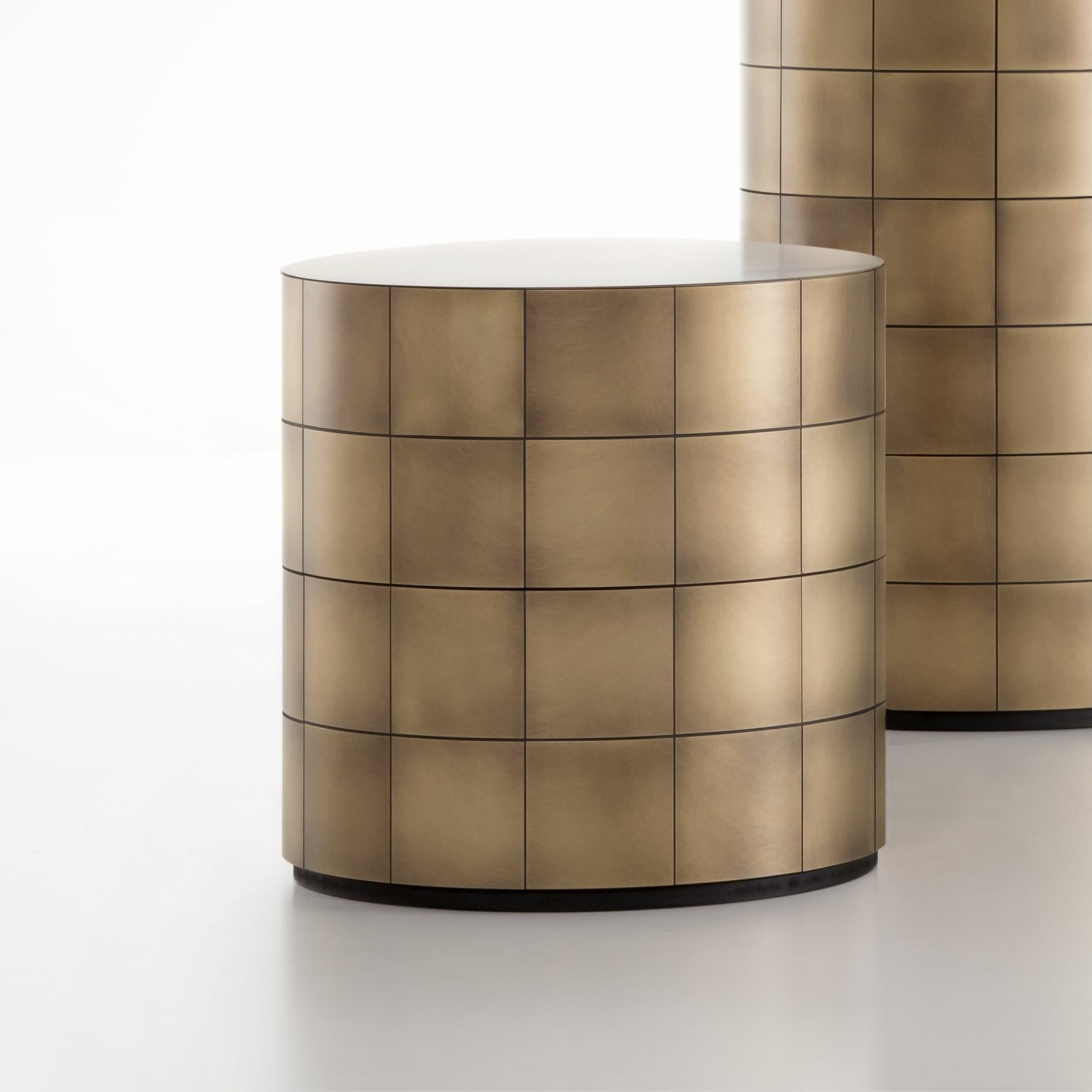 Cassettiera Pandora di De Castelli
Dimensioni: ⌀ 48 x H. 52 cm
Materiali: Ottone DeLabré Orbitale, Wood Oak naturale
Sono disponibili versioni in rame e in acciaio inossidabile. Sono disponibili anche versioni a uno, tre, quattro, cinque e sei