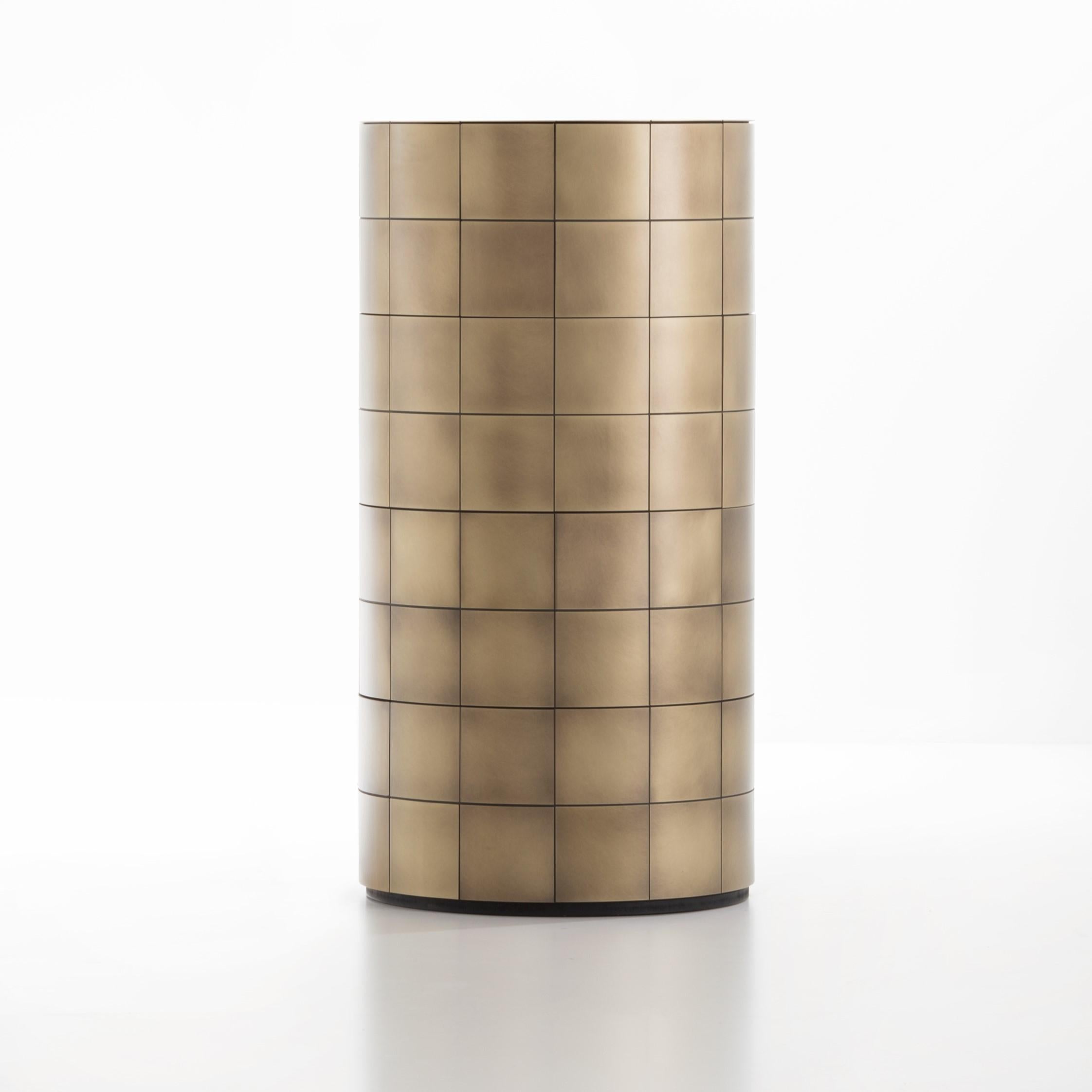 Cassettiera Pandora di De Castelli
Dimensioni: ⌀ 48 x H 102 cm
Materiali: Ottone DeLabré Orbitale, Wood Oak Naturale
Sono disponibili versioni in rame e in acciaio inossidabile. Sono disponibili anche versioni a uno, due, tre, cinque e sei cassetti