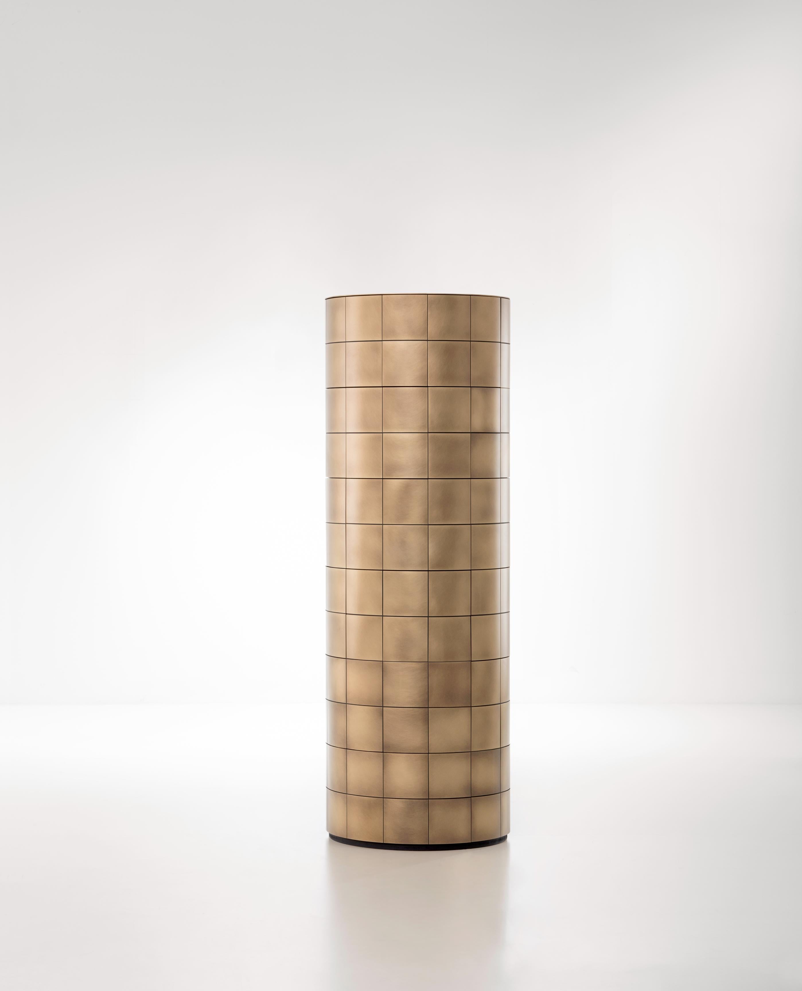 Cassettiera Pandora di De Castelli
Dimensioni: ⌀ 48 x H. 152 cm
Materiali: Ottone Orbitale DeLabré, Wood Oak naturale
Sono disponibili versioni in rame e in acciaio inossidabile. Sono disponibili anche versioni a uno, due, tre, quattro e cinque