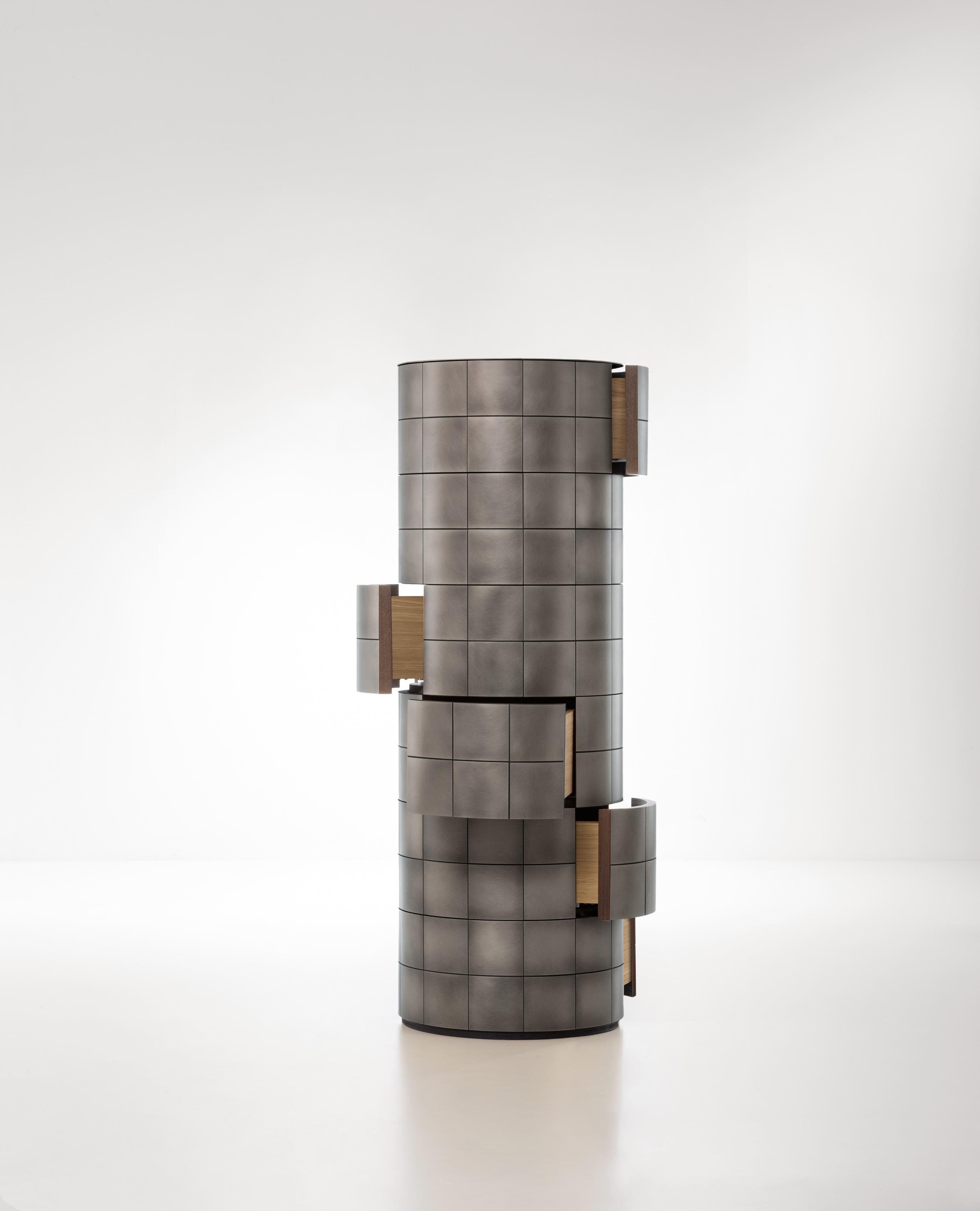 Cassettiera Pandora di De Castelli
Dimensioni: ⌀ 48 x H. 152 cm
Materiali: Acciaio inossidabile Orbitale DeLabré, Wood Oak naturale
Sono disponibili versioni in rame e ottone. Sono disponibili anche versioni a uno, due, tre, quattro e cinque