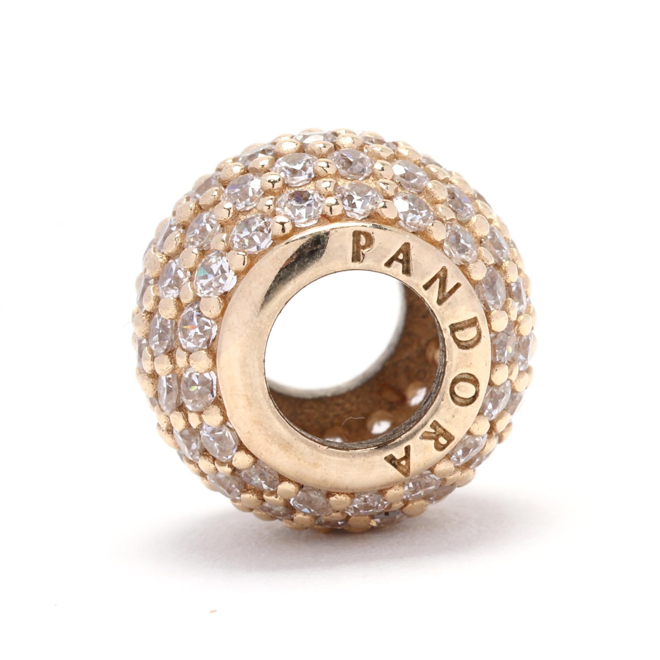 Cette magnifique breloque en or CZ de Pandora est fabriquée en or jaune 14 carats de haute qualité. Il présente un design en forme de boule avec des pierres en zircon cubique éblouissantes pour plus d'éclat et d'élégance. Ce charme est un complément
