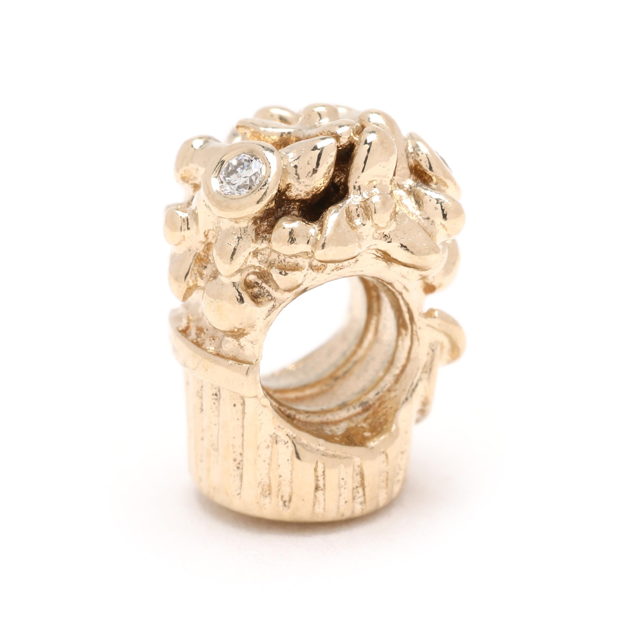 Celebra el amor y la belleza con el Dije PANDORA Ramo de Flores del Amor, elaborado en radiante oro amarillo de 14k. Este impresionante colgante presenta un diseño inspirado en un ramo de flores adornado con brillantes circonitas cúbicas, lo que lo