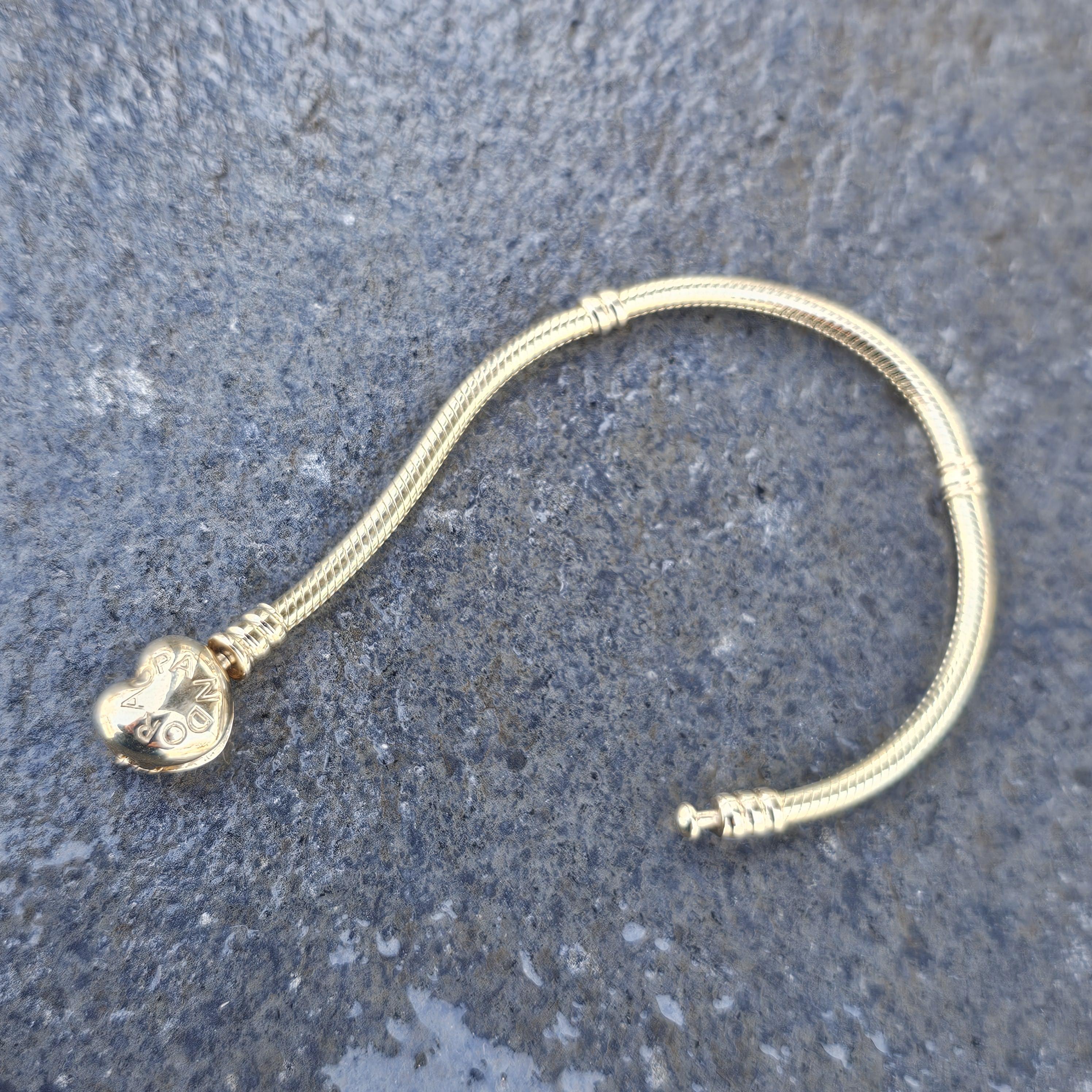 Pandora Moments 14k Gold Armreif mit Herzverschluss und Schlangenanhänger 6,5