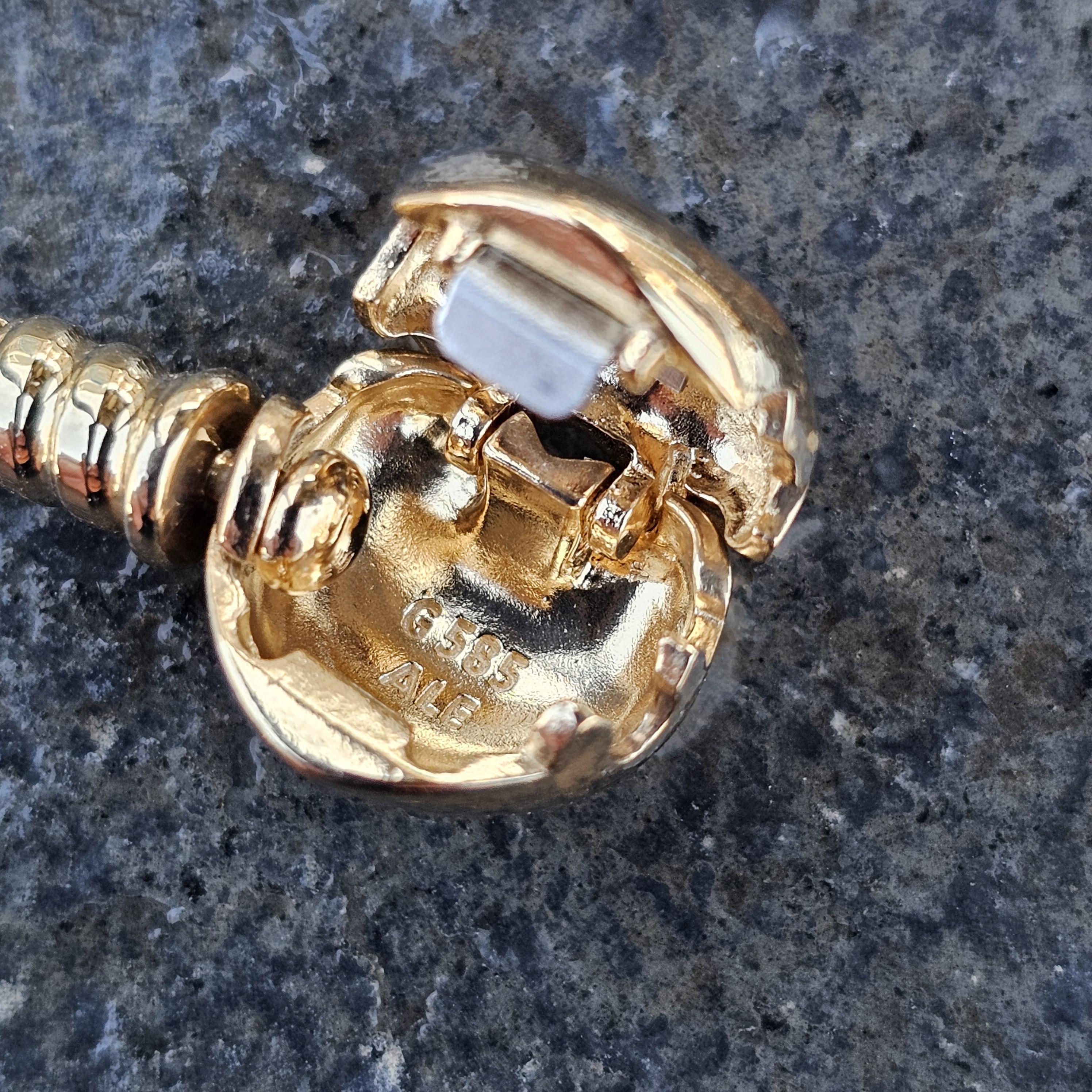 Pandora Moments 14k Gold Armreif mit Herzverschluss und Schlangenanhänger 6,5