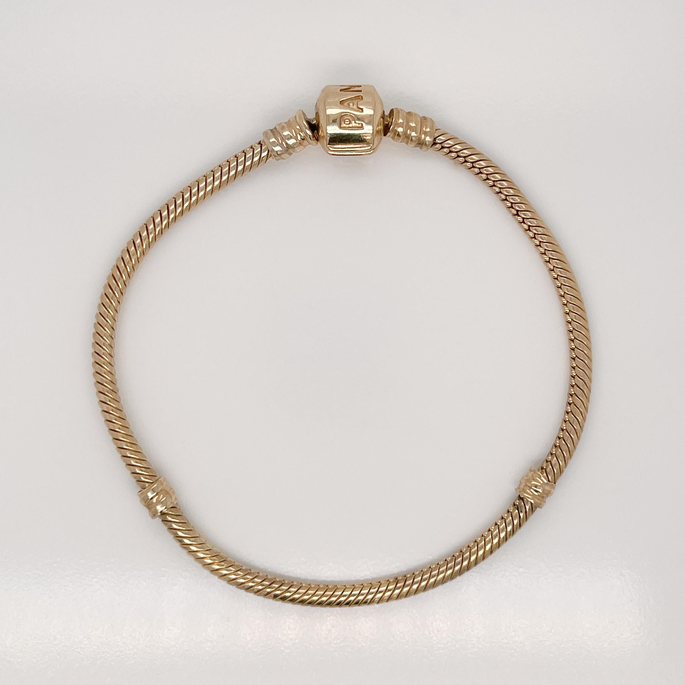 Eine sehr feine Moments Gold Charme Armband.

Von Pandora.

Aus 14k Gelbgold.

Artikel #550702-17

Mit einem Barrel-Verschluss und 2 Trennclips für Charms.

Einfach ein tolles Armband von Pandora!

Datum:
20. Jahrhundert

Allgemeiner Zustand:
Es ist