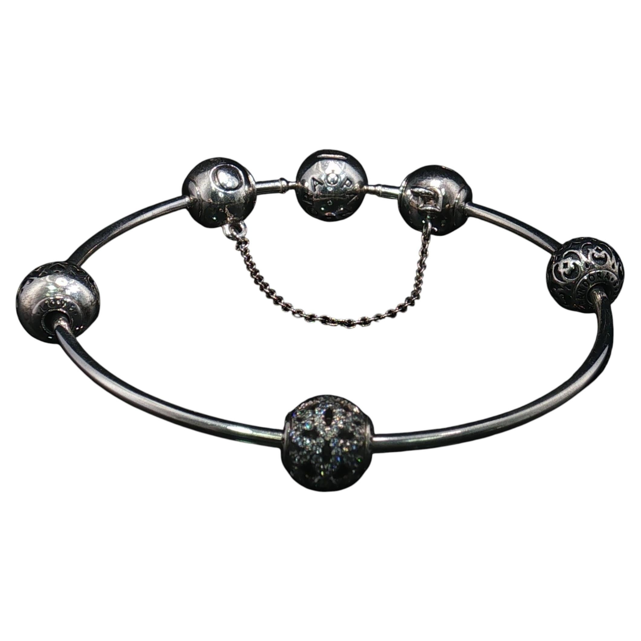 Pandora Moments Armband aus 925er Sterlingsilber mit Sicherheitskette und 5 Charms – aus einem Nachlass