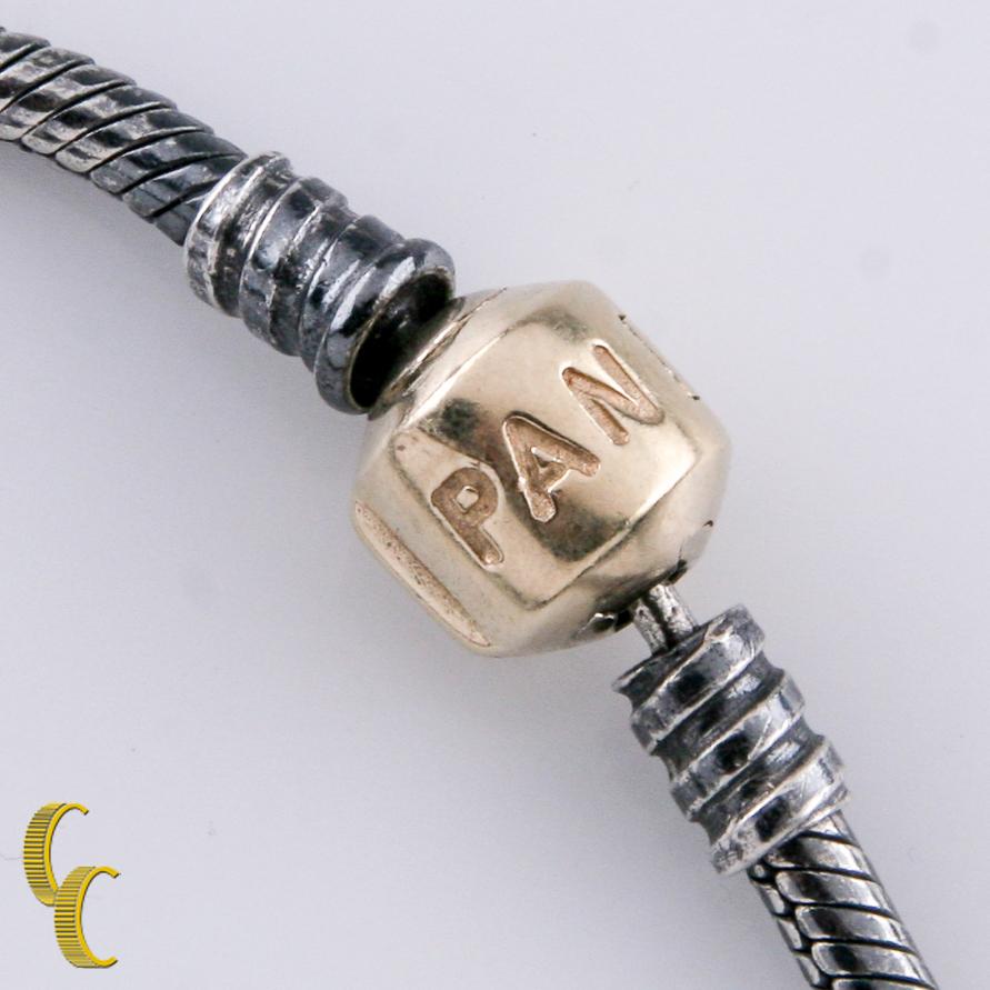 Wunderschönes Pandora-Armband aus Sterlingsilber.
Pandora-Verschluss aus 14k Gelbgold.
Ein großartiges Stück!
Länge: 8 3/8 Zoll.
Punze: 