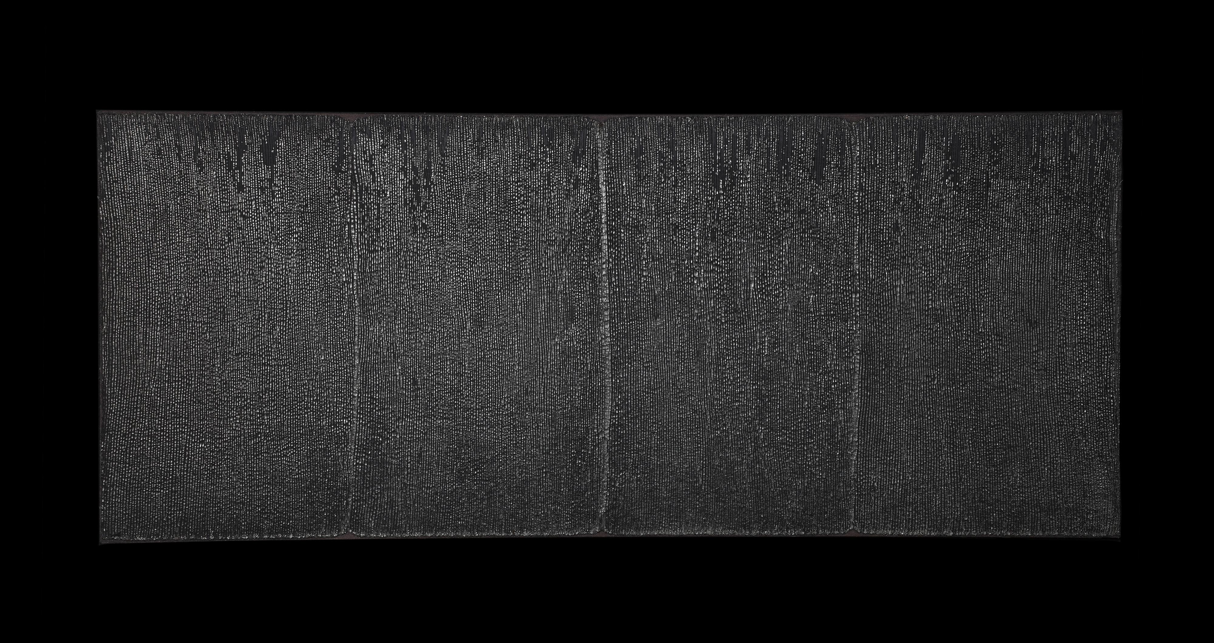 Panneau d'une jupe de cérémonie pour femme
Peuple Miao, province de Guizhou, Chine
20ème siècle
49.5 x 20.75 pouces  (126 x 53 cm)
Les panneaux de coton sont teints à l'indigo, puis cousus ensemble avant d'être plissés. Une pâte épaisse d'indigo est