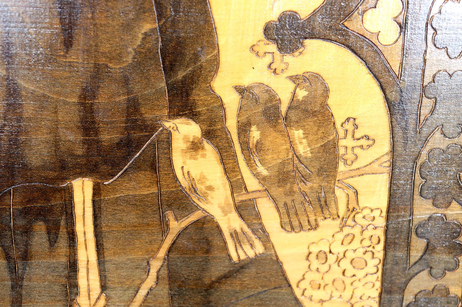 Tafel / Pyrographie, Der heilige Franziskus spricht zu den Vögeln, Gotik Jugendstil 1900er Jahre im Angebot 2