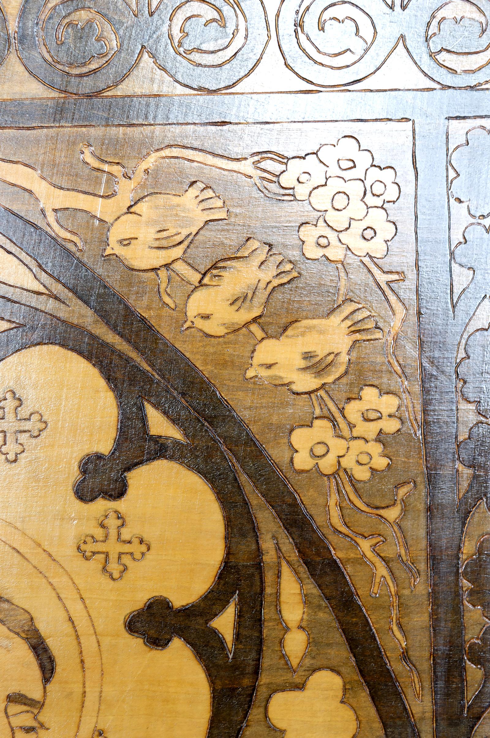Tafel / Pyrographie, Der heilige Franziskus spricht zu den Vögeln, Gotik Jugendstil 1900er Jahre im Angebot 3